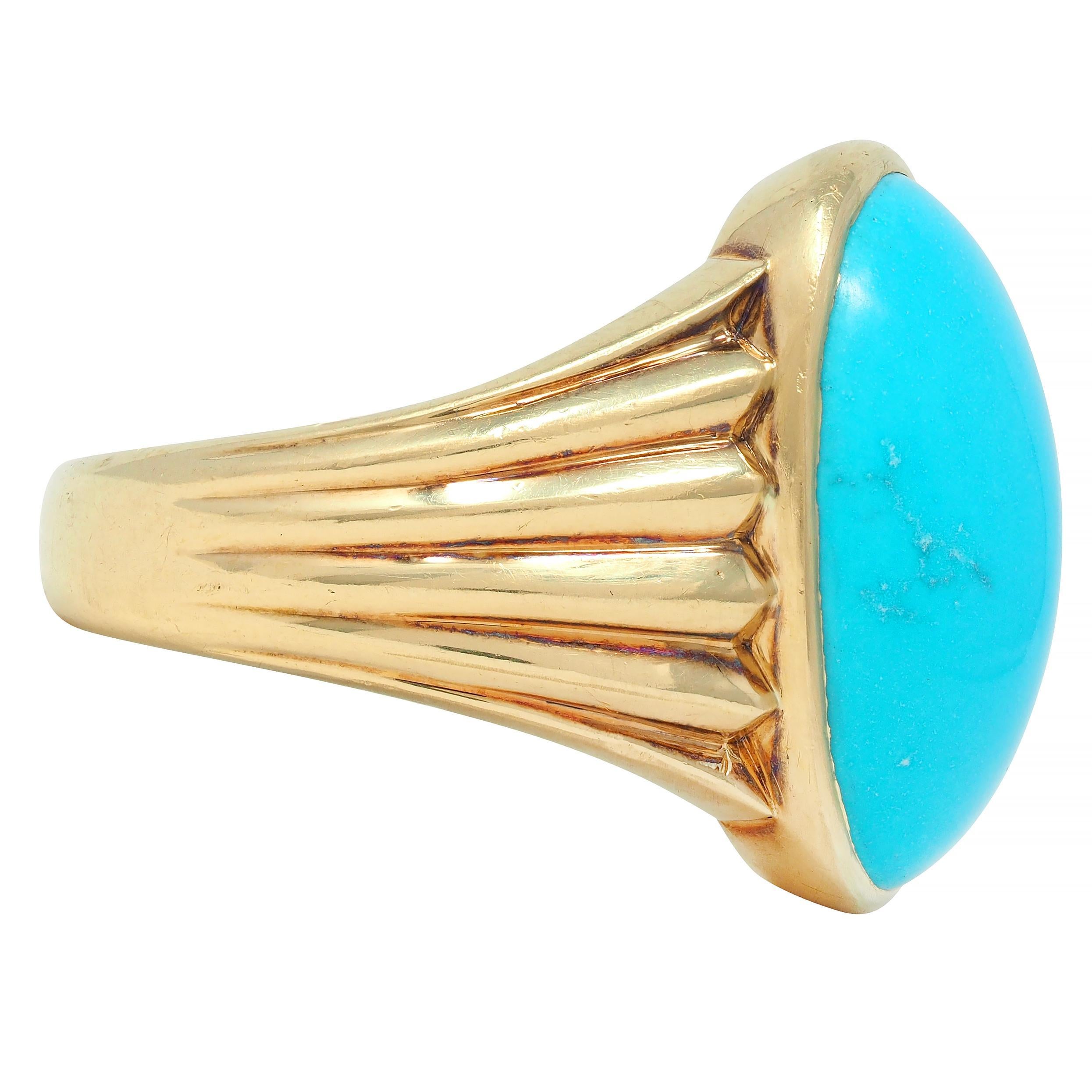 Centré sur un cabochon de turquoise de forme ovale mesurant 14,5 x 20,0 mm 
Bleu d'œuf de merle opaque avec une matrice grise subtile - serti d'une lunette
Flanqué d'épaules en chevron à motif de plis en éventail
Inscrit 