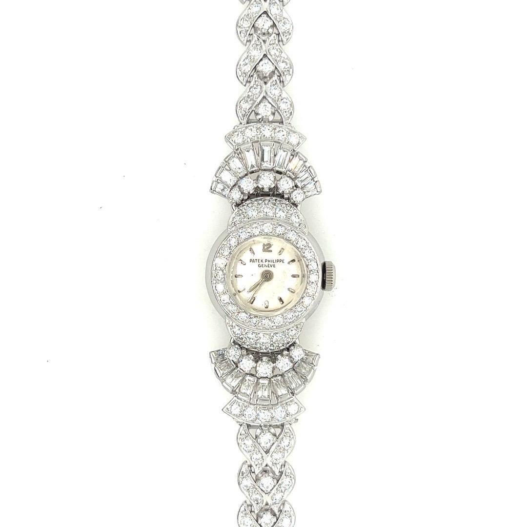 Lady Platin Patek Philippe 11 Karat Diamant & Ansteckbrosche Circa 1950    (Baguetteschliff) im Angebot