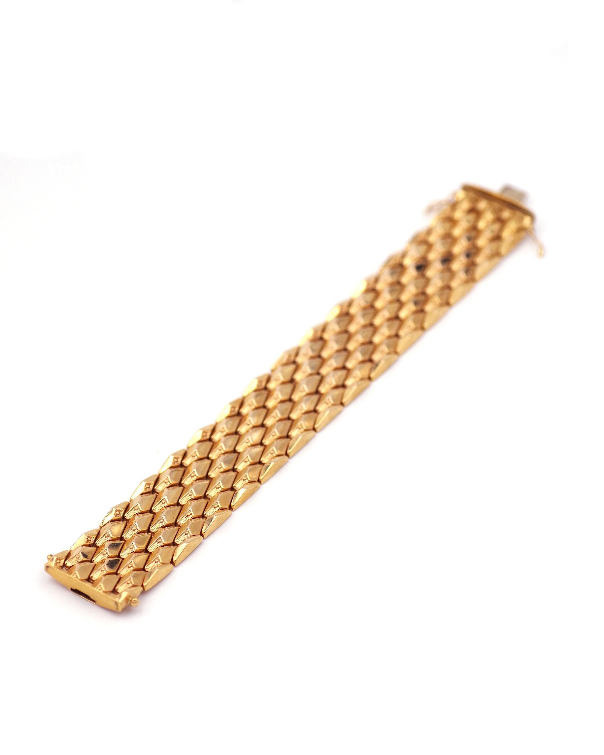 Retro large bracelet in 18 karat gold. Retro bracelet composed of an articulated mesh with domed diamond motifs and decorated with small rays on the fronts. Large bracelet, circa 1950, Italy (Vicenza). 

Italian hallmarks 750, ABC, Vicenza

Length: