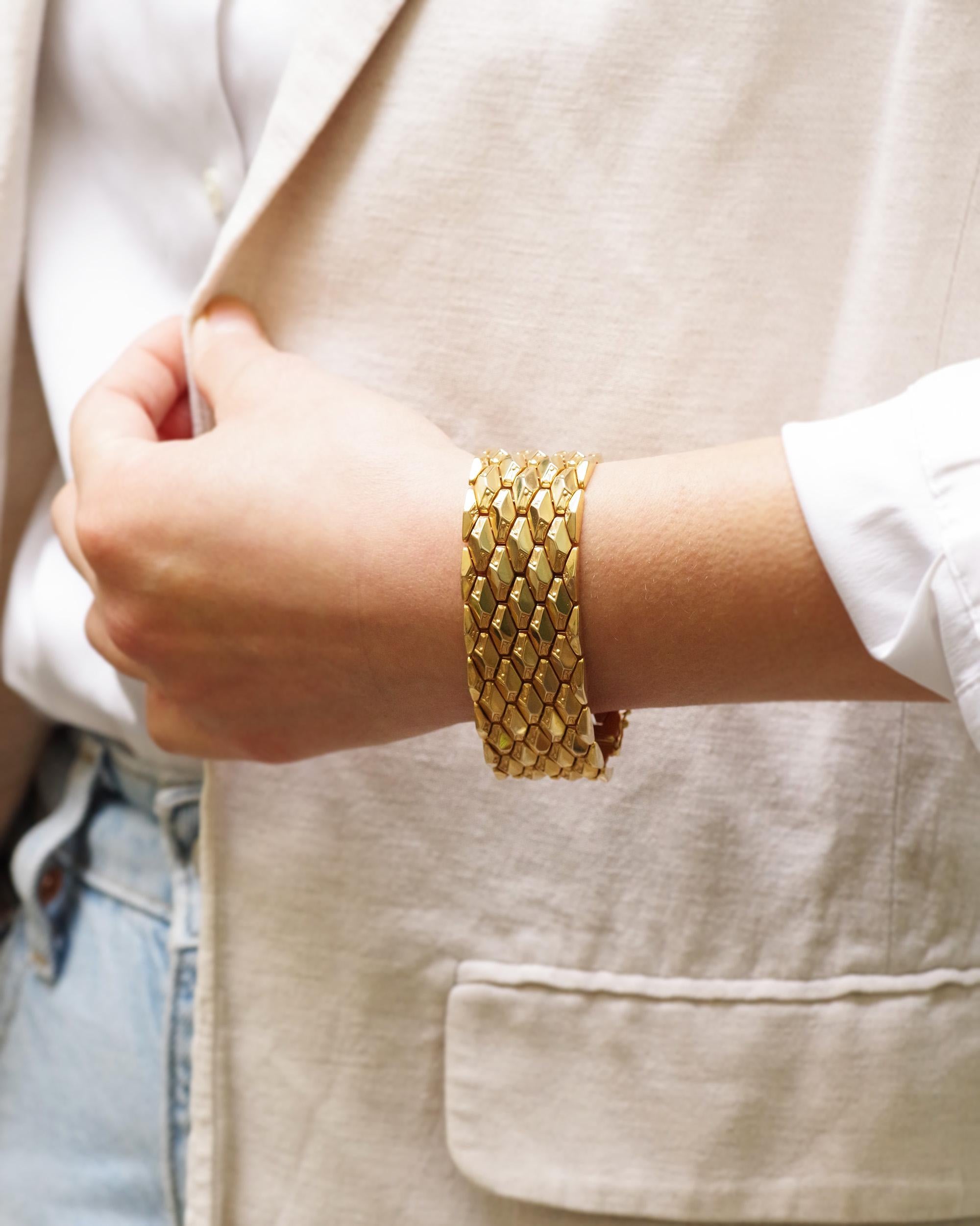 Retro large bracelet in 18 karat gold, italian bracelet, faceted bracelet For Sale 1