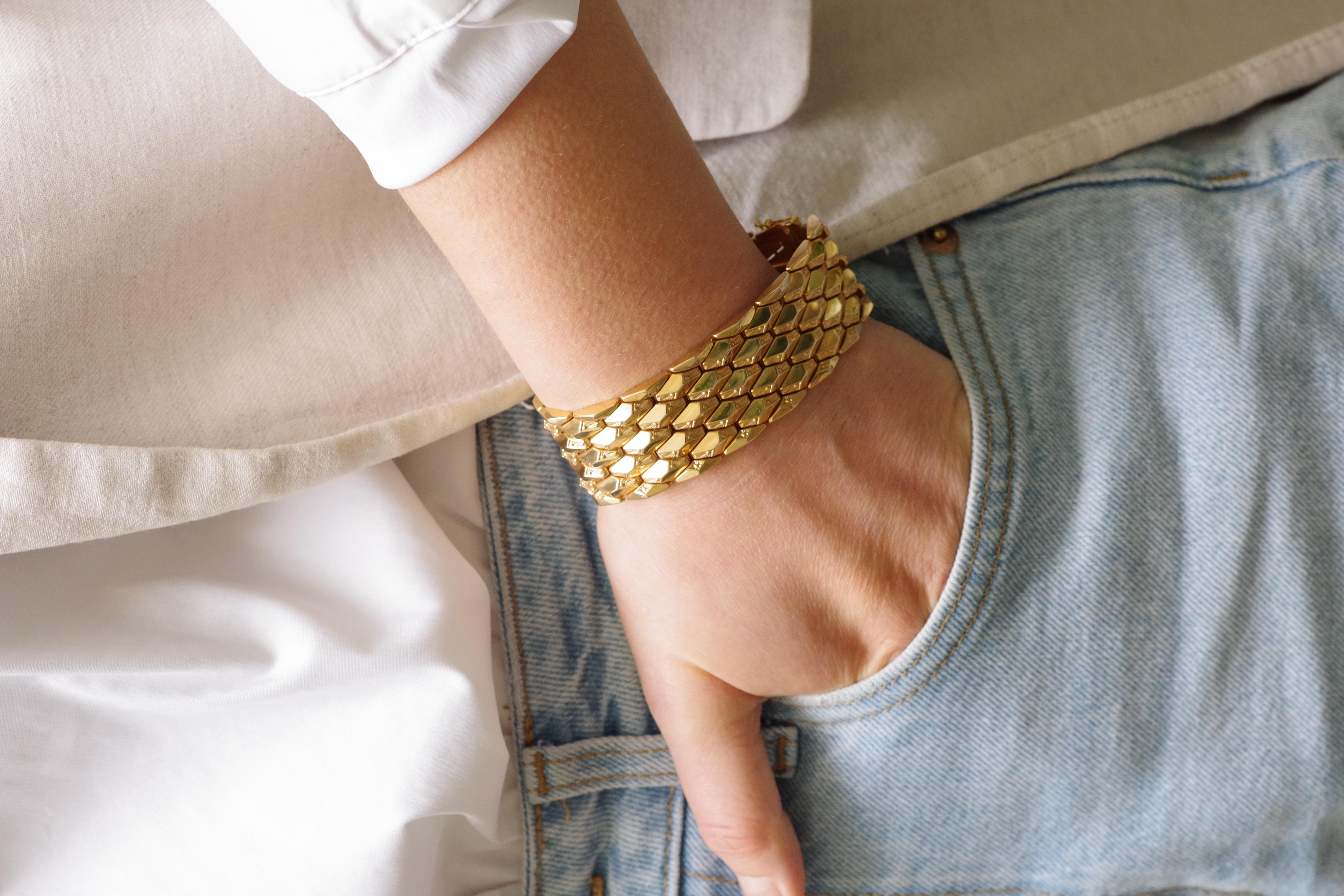 Retro large bracelet in 18 karat gold, italian bracelet, faceted bracelet For Sale 3