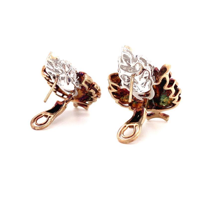 Une paire de boucles d'oreilles rétro en or rose et jaune 18 carats à motif de feuille de diamant, comprenant 26 diamants ronds de taille brillant de transition totalisant 1,10 ct. Avec une finition en or riche et texturée à la main, avec des