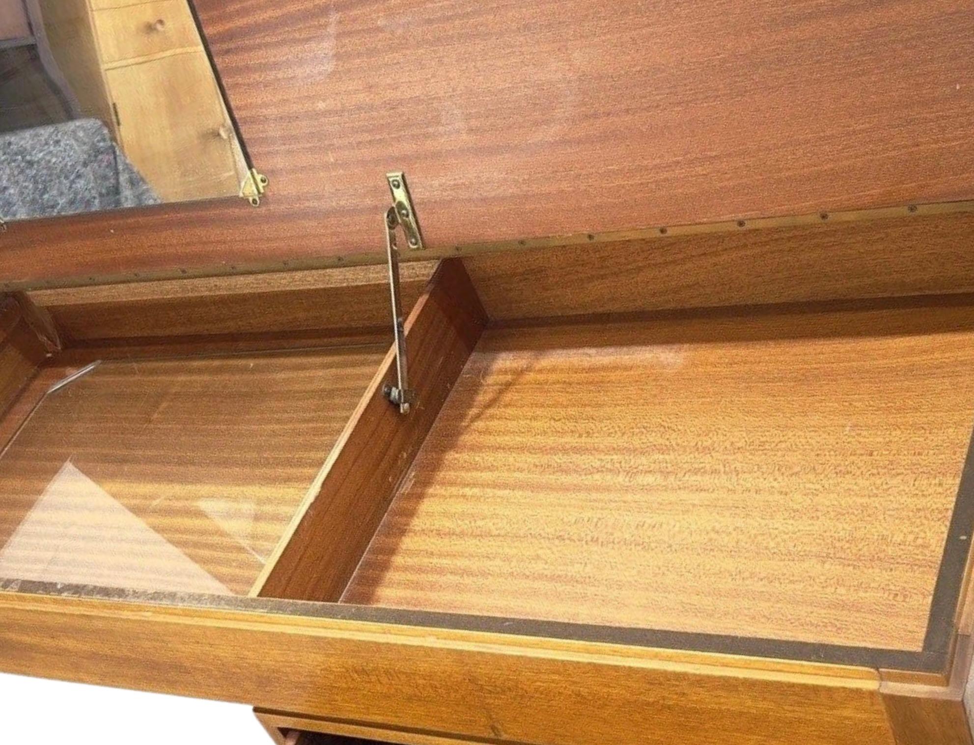 Retro Leather Top Desk/Dresser with Mirrored Interior Peter Hayward for UNIFLEX For Sale 3