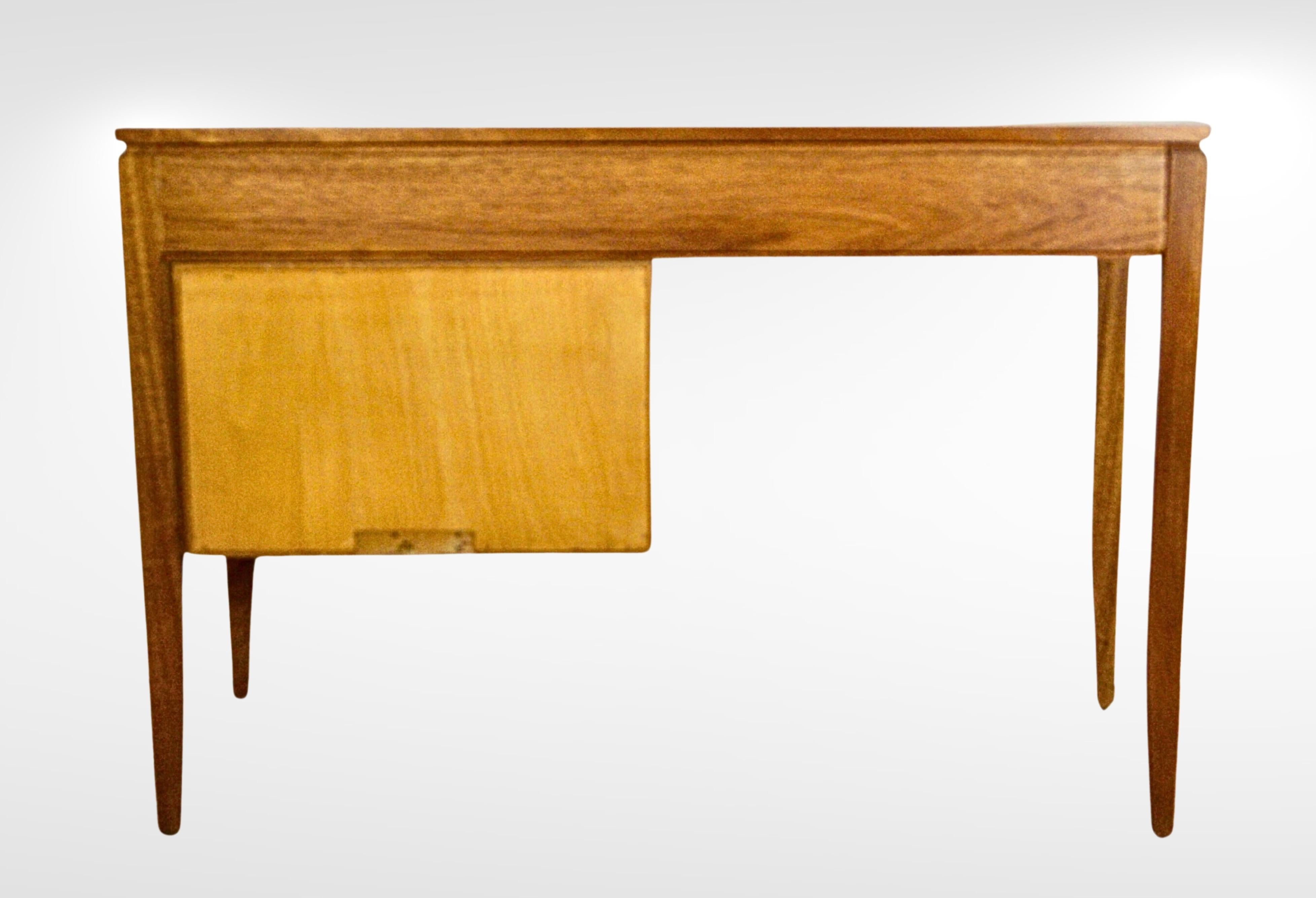 Retro Leather Top Desk/Dresser with Mirrored Interior Peter Hayward for UNIFLEX For Sale 4