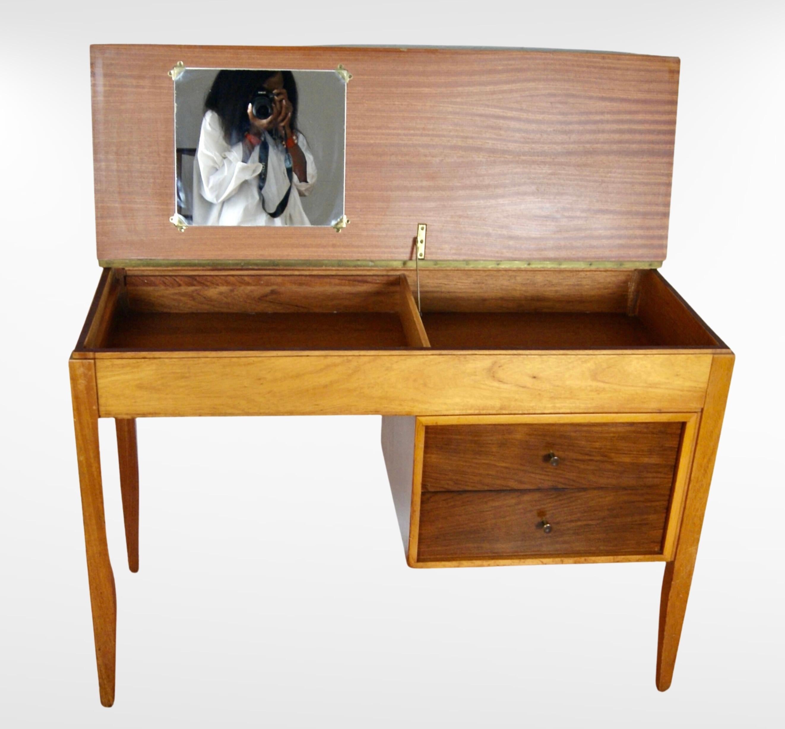 Retro Leather Top Desk/Dresser with Mirrored Interior Peter Hayward for UNIFLEX For Sale 5