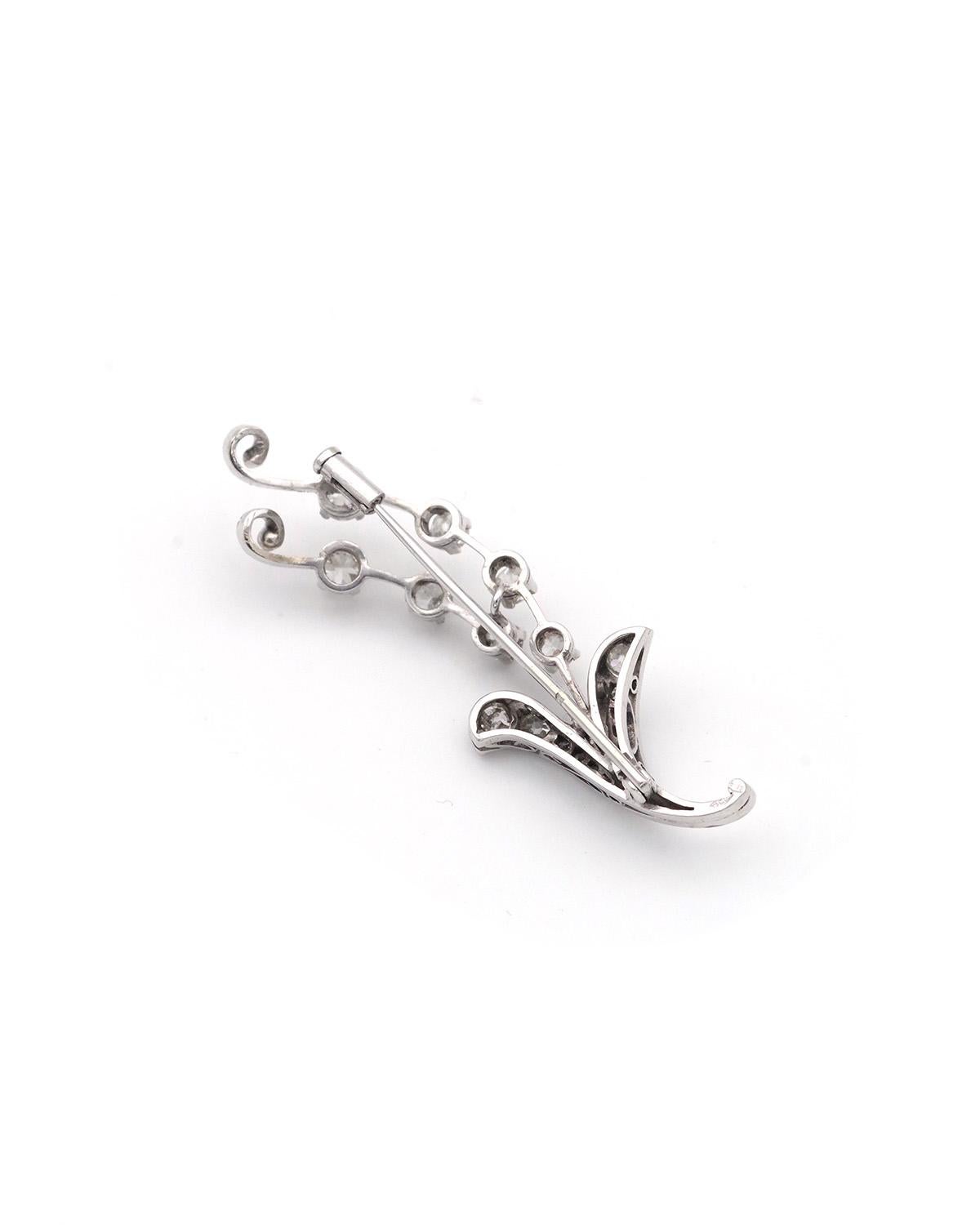 Broche retro de lirio de los valles en oro de 18 quilates. Broche de los años 40 con un ramito de lirio de los valles engastado con diamantes talla antigua, incluidos siete diamantes para las flores y once diamantes para las hojas. El total de