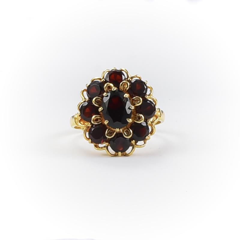 Handmade in 18k gold with 9 garnets during 1980's. The setting is a masterpiece work.