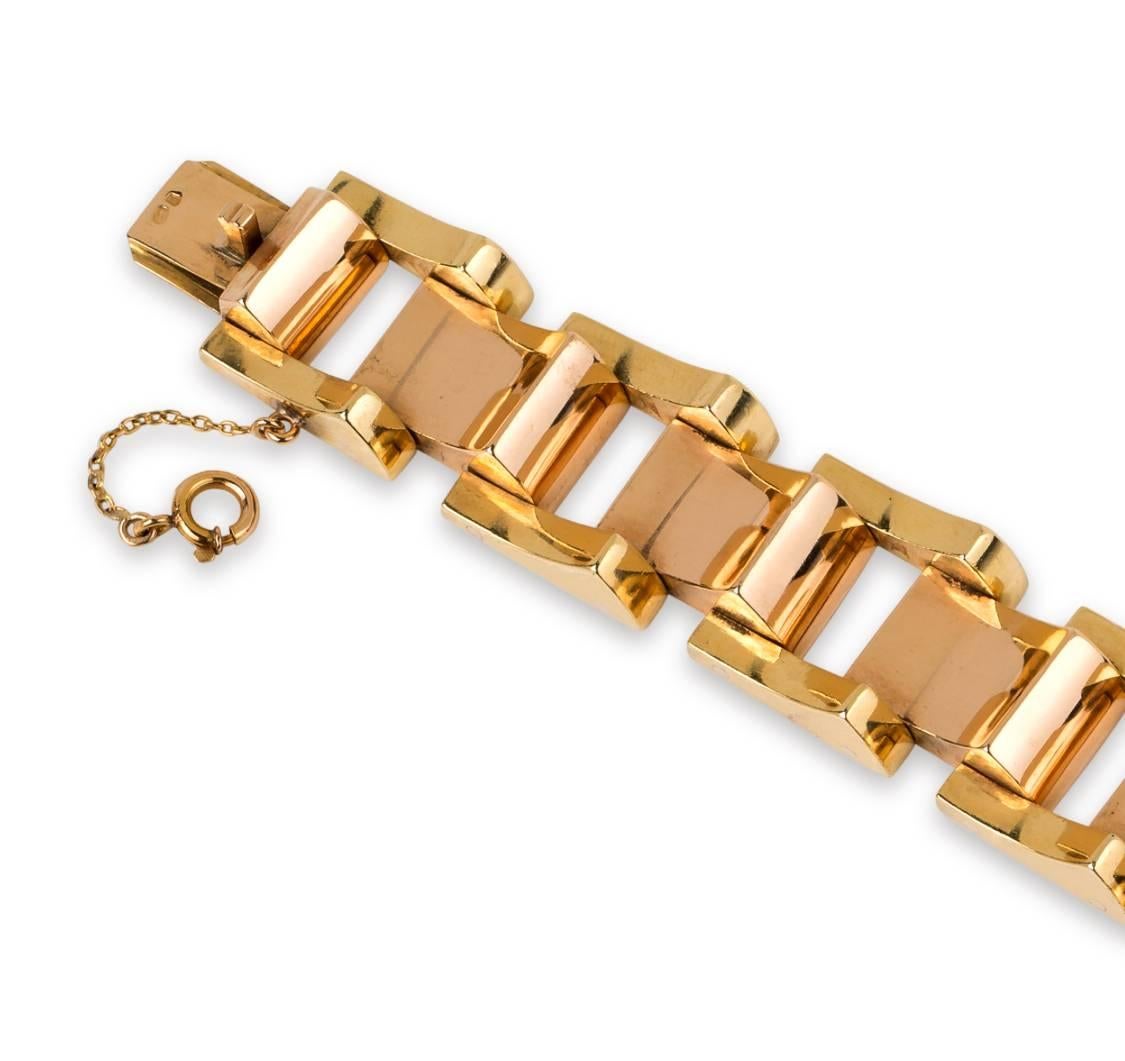 Retro Machine Age Tank Bracelet 19,2k Gold Portuguese.
Following World War II Jewelry Makers in Europe and America Made Heavy Geometric Link Bracelets Popular.
Their Inspiration For these Pieces were the wheels traks from The Tanks which were used