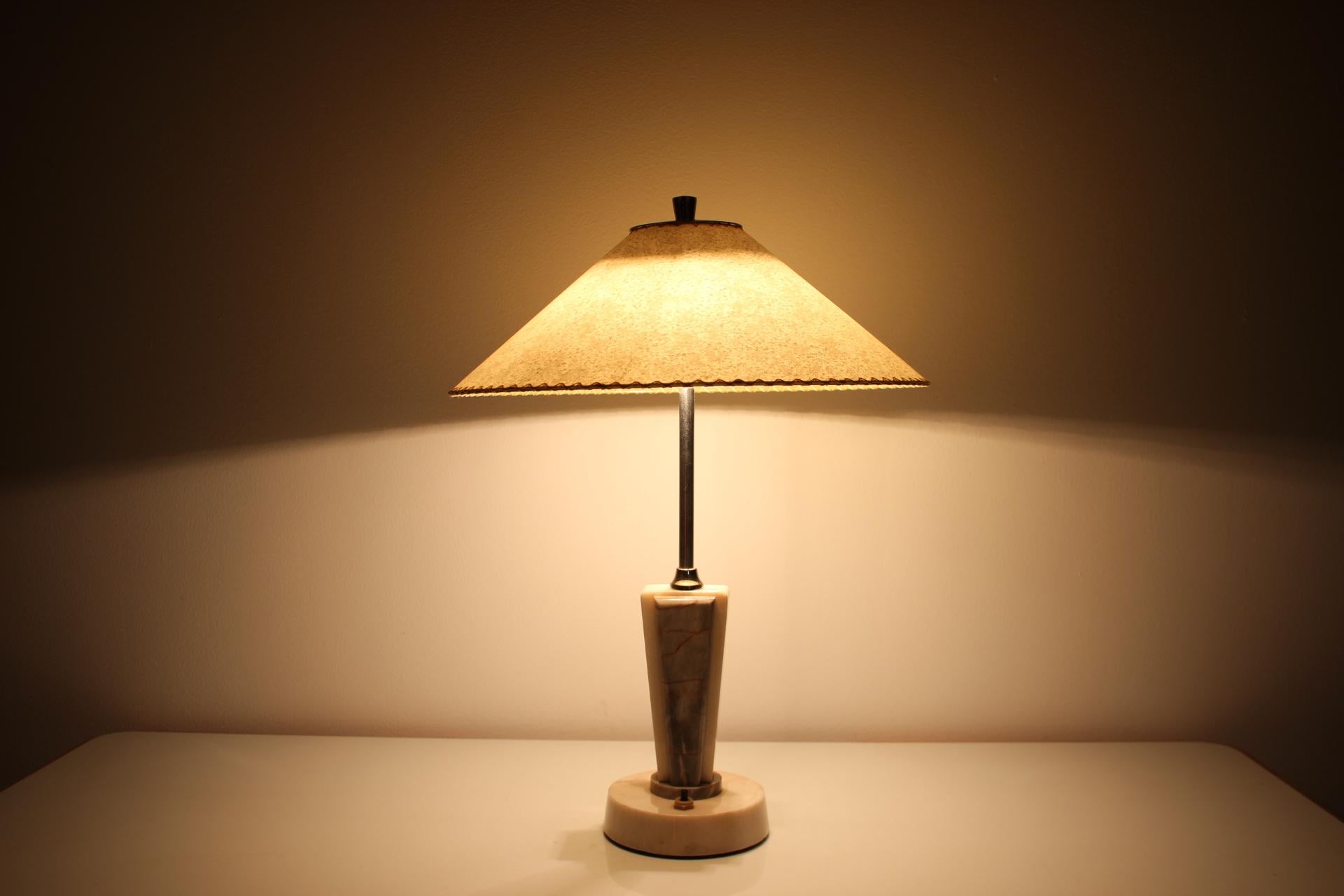 -Guter Zustand
-Neuer handgefertigter Lampenschirm aus Pergamentpapier
-Cisteno
-Hergestellt aus Marmor und Metall
-Markiert.