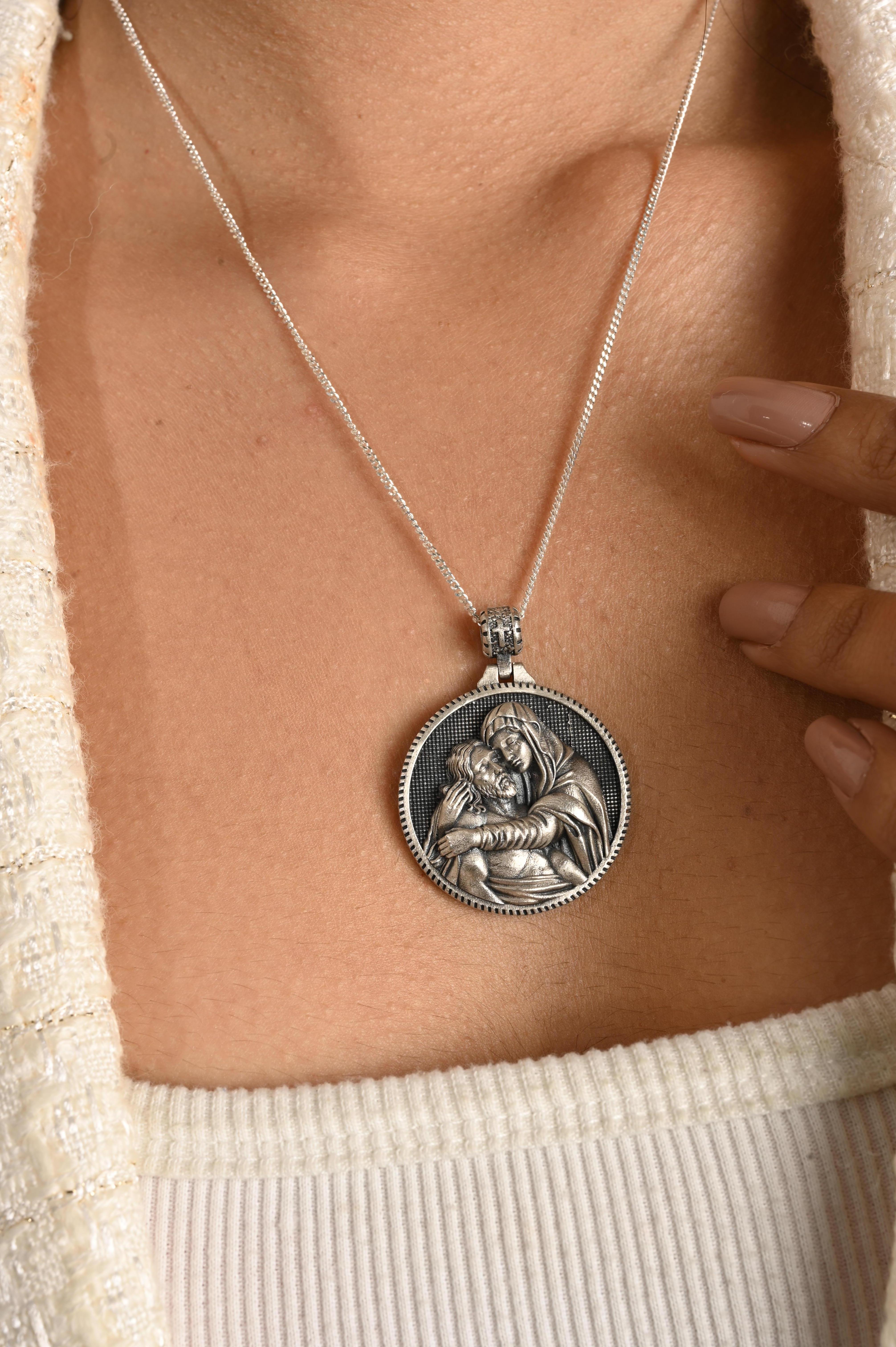 Retro Mary and Jesus Medallion Pendant Jewelry Made in 925 Sterling Silver For Sale 4