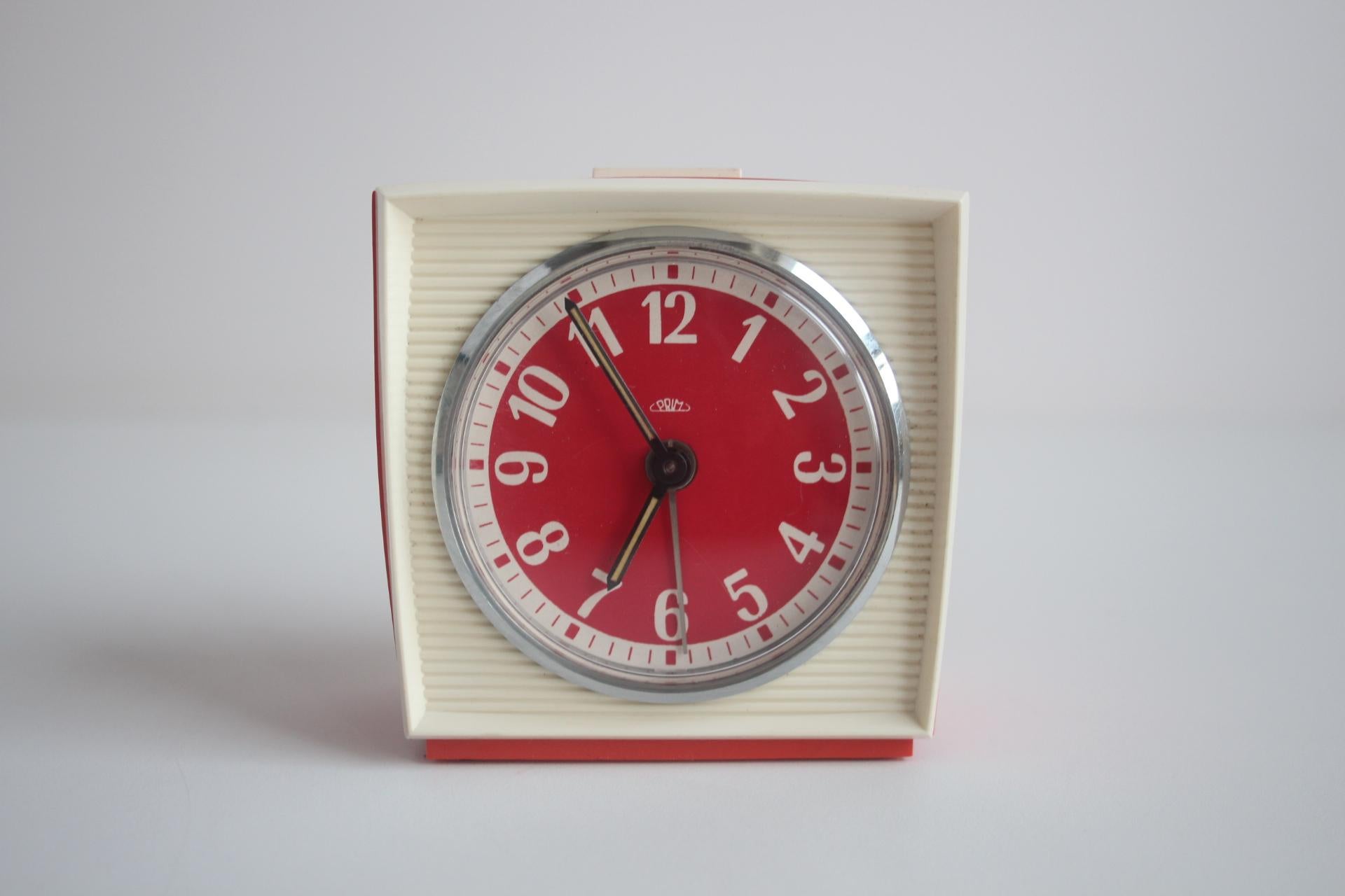  Mechanical alarm clock PRIM B70 in Brussels style, typical of the 1970s. It is made of plastic, has a red dial with luminescent numbers and hands. The alarm clock works on a mechanical principle, therefore no battery is needed.
Fully