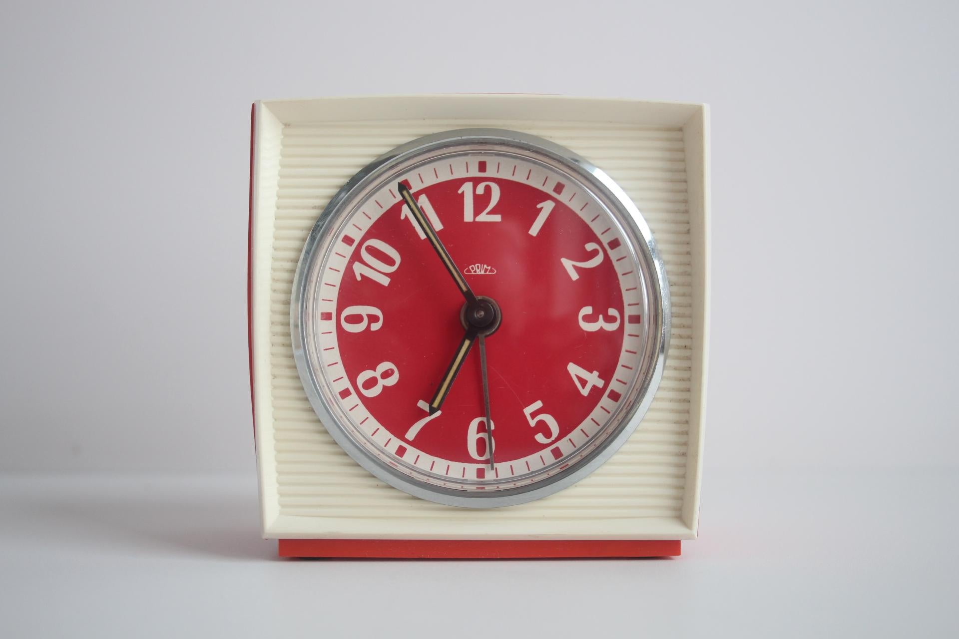 Retro mechanical alarm clock PRIM, Czechoslovakia, 1970s. In Good Condition For Sale In Praha, CZ