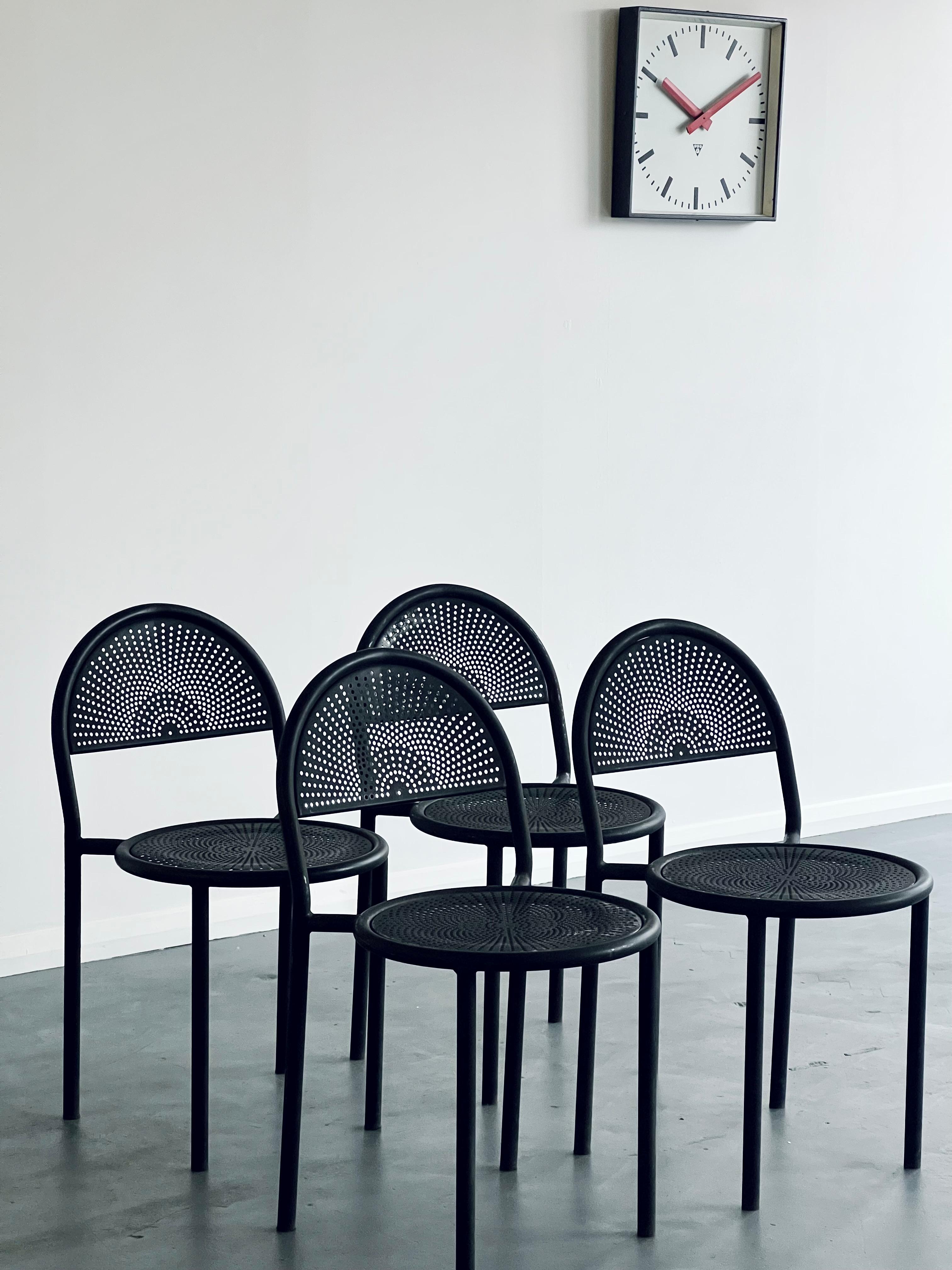 Retro Memphis Style Metal Dining Chair Set For Sale 1