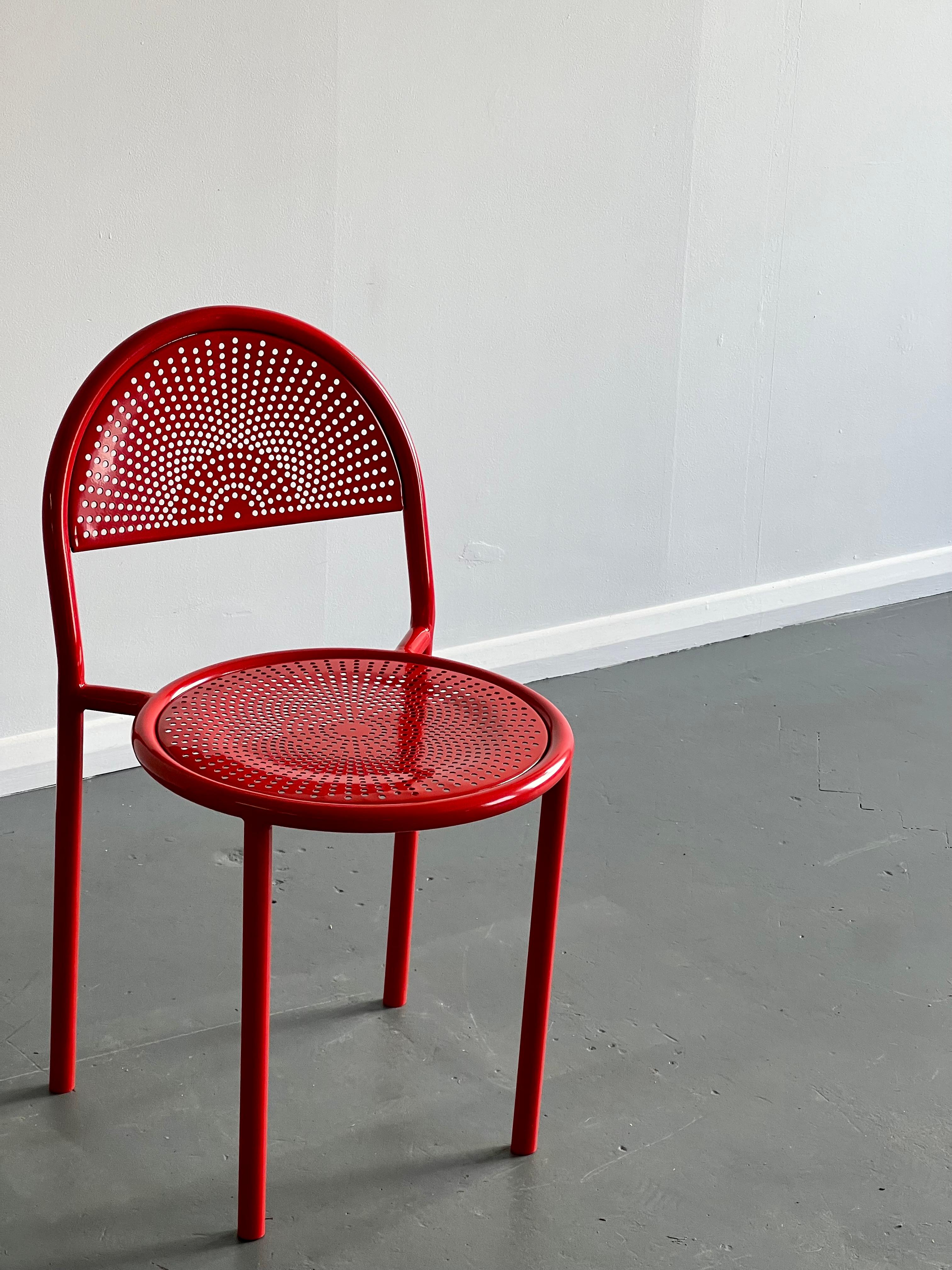 Retro Memphis Style Red Metal Accent Chair In Excellent Condition For Sale In Leicester, GB
