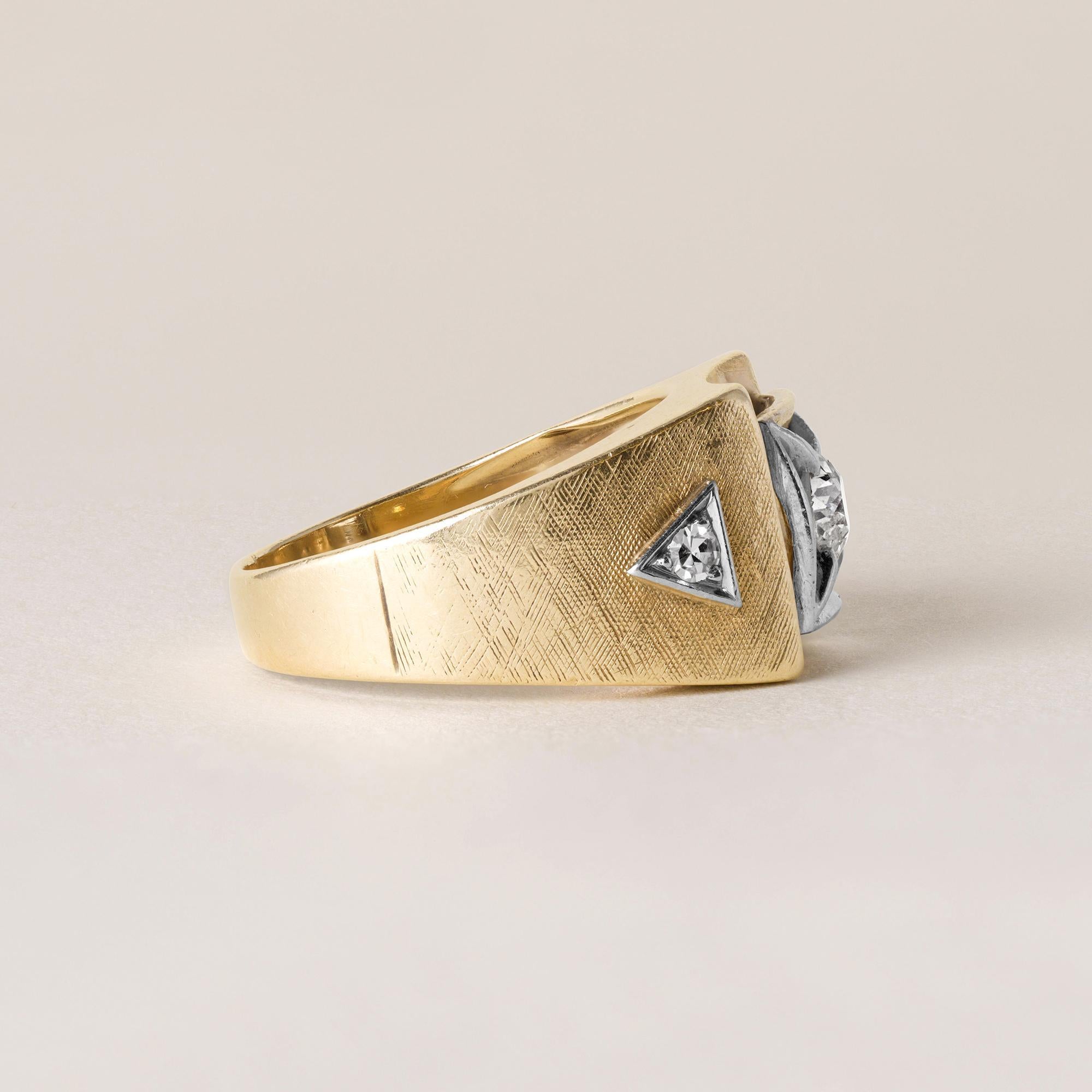 Alrededor de 1940
Diamante talla europea antigua de 0,65 quilates engastado en tensión en montura de cúpula cuadrada
E-F VS
Dos diamantes talla única engastados en bisel triangular
Bonito grabado de cruz lisa a lo largo de la banda
Presenta mucha