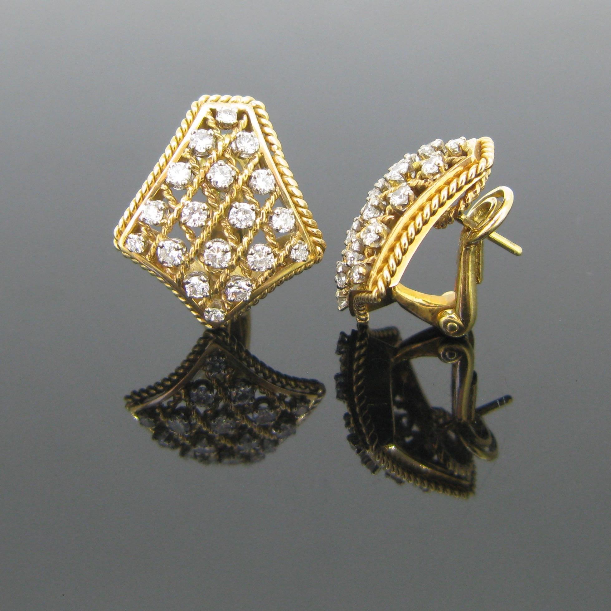 These beautiful earrings are made in 18kt yellow gold and they have a ravishing Retro design. The front is slightly domed and it presents a meshed pattern with twisted wired gold. Each earrings are adorned with 18 brilliant cut diamonds for an