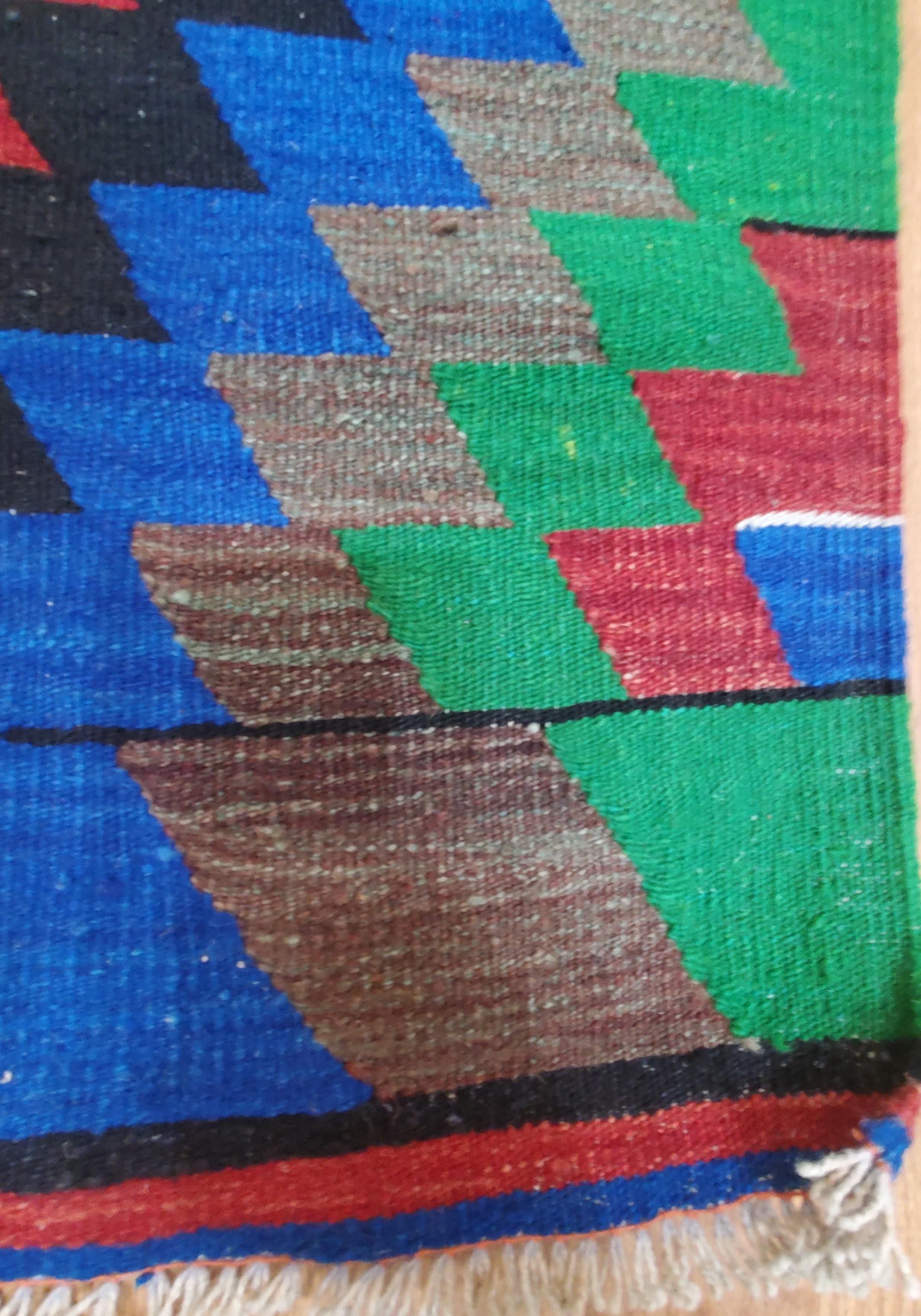 Retro Mid Century European Hand Made Rug. Eine wunderbare Farbpalette mit einem geometrischen Retro-Mix sorgte für eine ganze Szene voller Farbe und Schönheit.

Dieser Teppich misst ungefähr - 10,5 breit x 6,5 lang