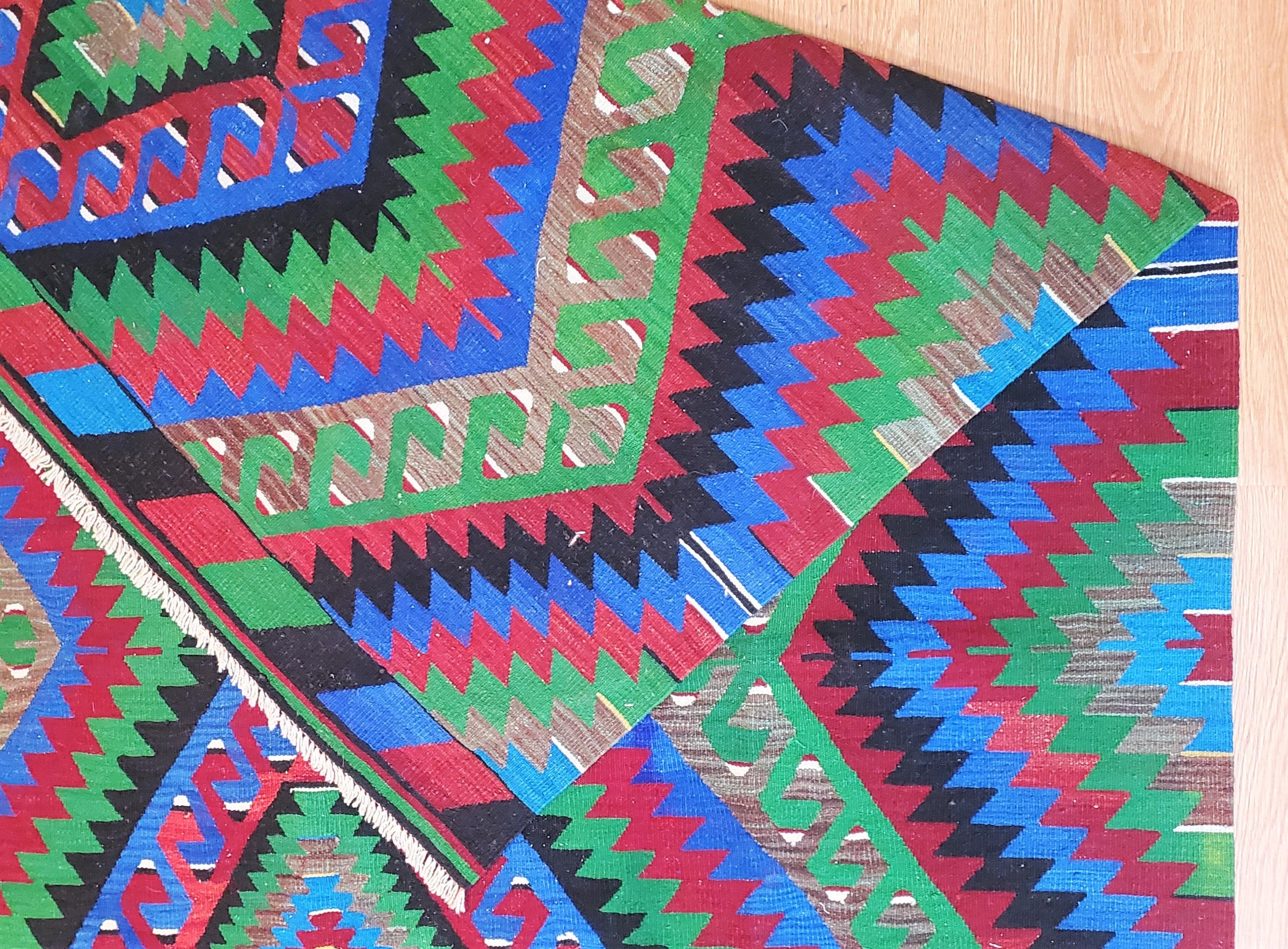 Europäischer handgefertigter Retro-Teppich aus der Mitte des Jahrhunderts im Zustand „Gut“ im Angebot in Pasadena, CA