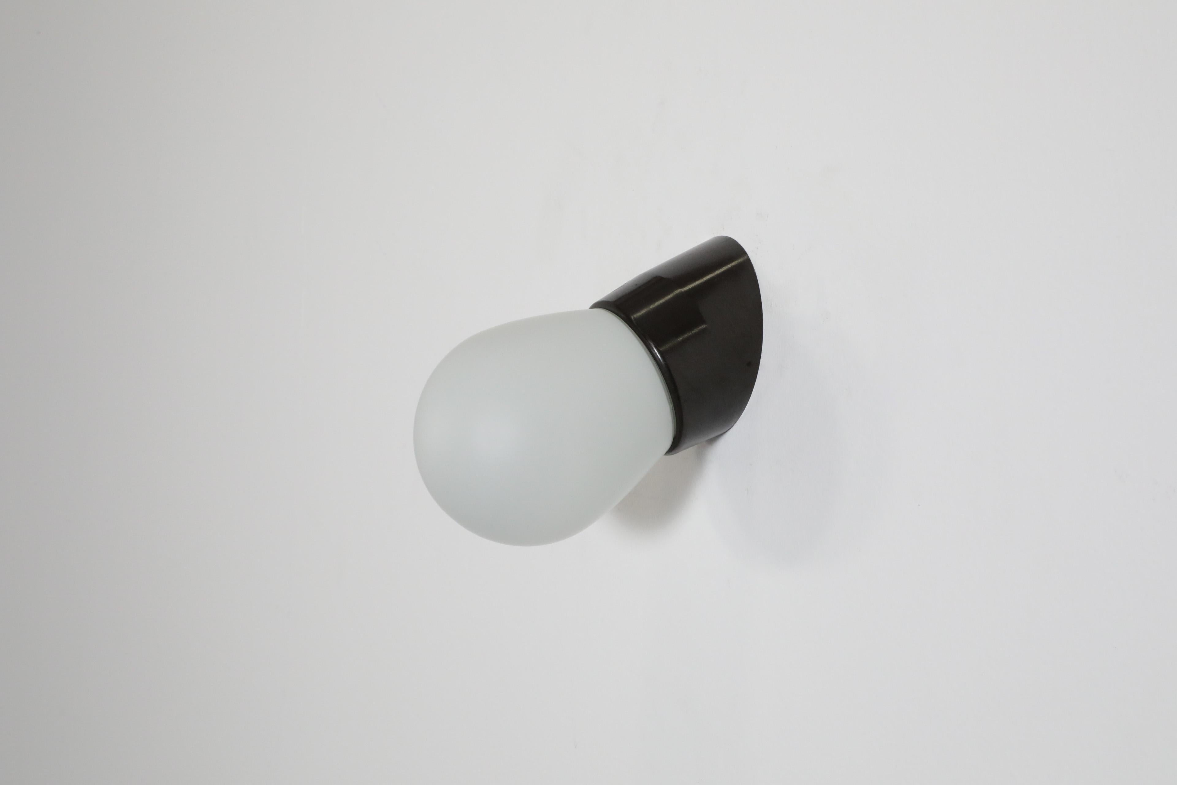 Retro Mid-Century Frosted Bulbous Glass Sconce with Angled Black Bakelite Base For Sale 3