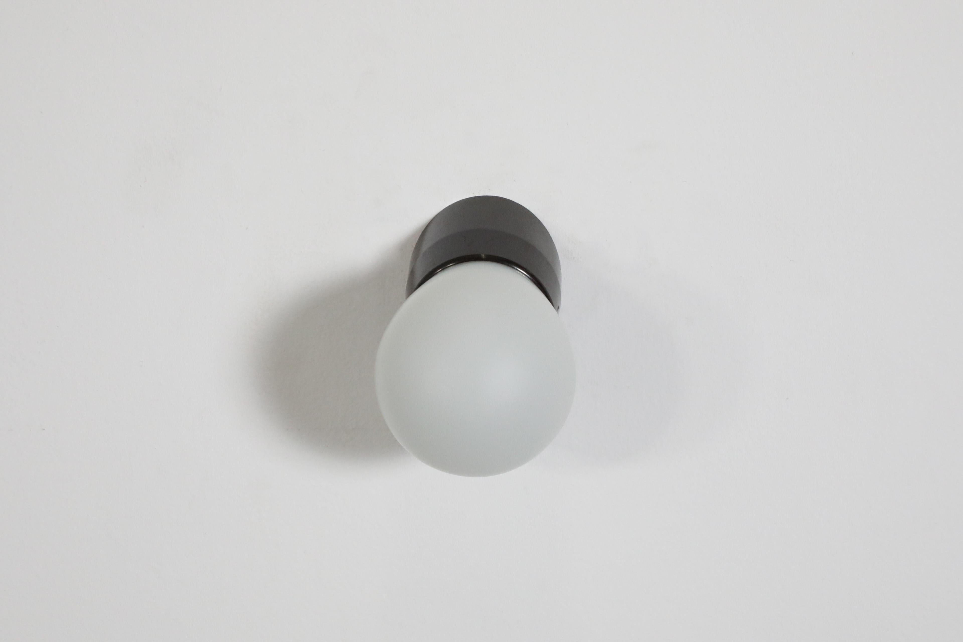 Retro Mid-Century Frosted Bulbous Glass Sconce with Angled Black Bakelite Base For Sale 2