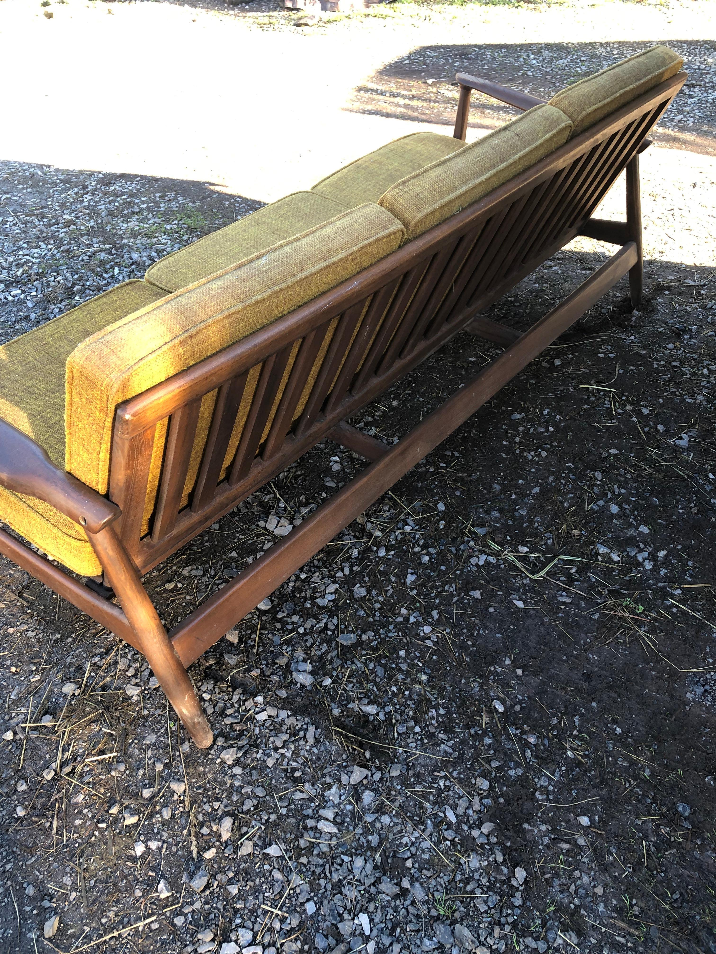 Sofá Retro Mid Century Modern Sleek Teca en venta