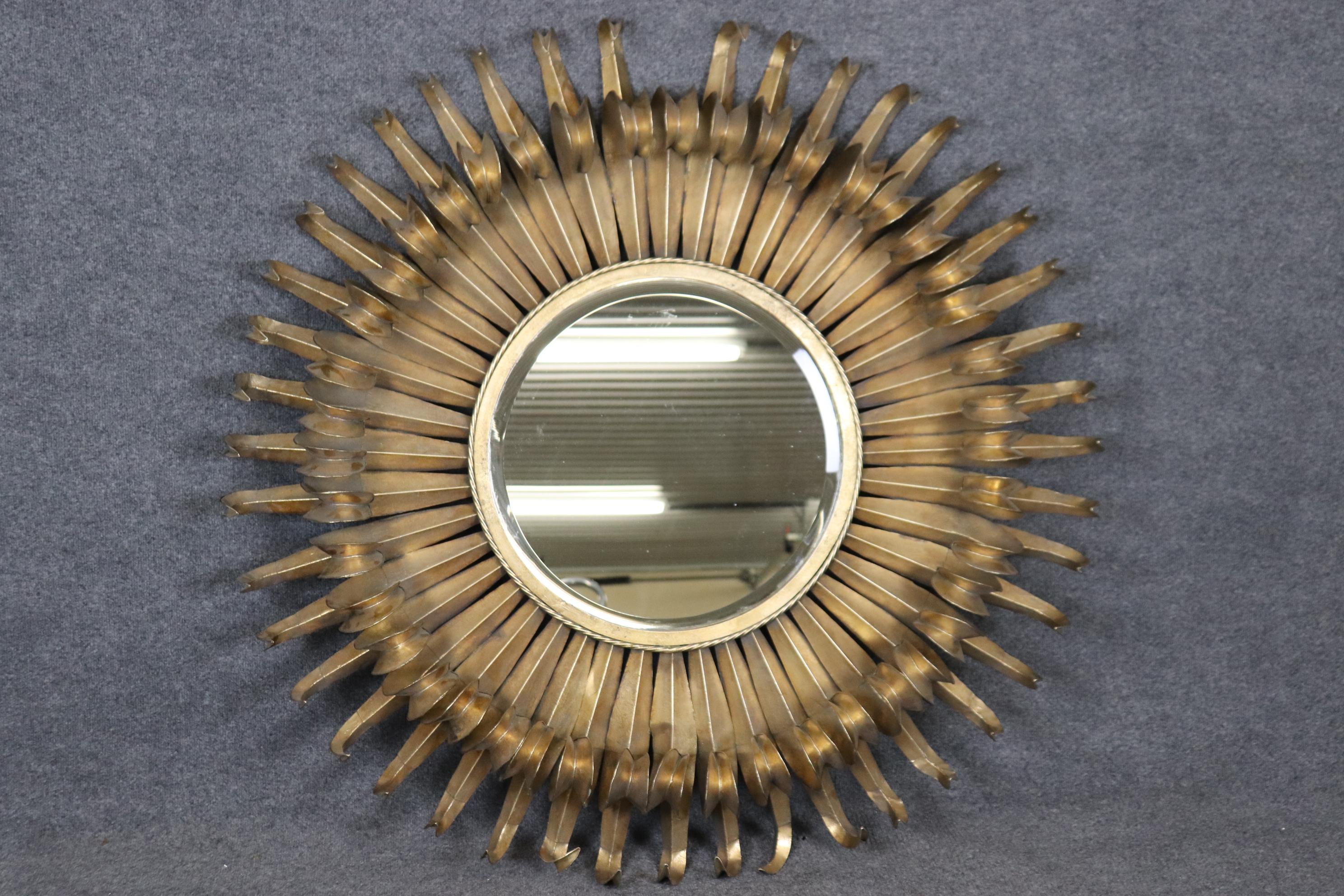 Si tratta di un bellissimo e sostanzioso specchio in vetro smussato con finiture dorate. Il metallo è anodizzato in oro, non in foglia. Lo specchio in vetro smussato è molto pulito e chiaro. Misura 50 x 50 x 5,5 di profondità. vetro trasparente
