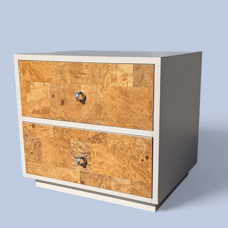 Retro Mid Century Nachttisch, Laminat, Faux Wurzelholz, Chrom zieht, einzigartig im Angebot 1