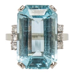 Retro Midcentury 18 Karat 1950s 19 Carat Aquamarine VS Diamond Cocktail Ring