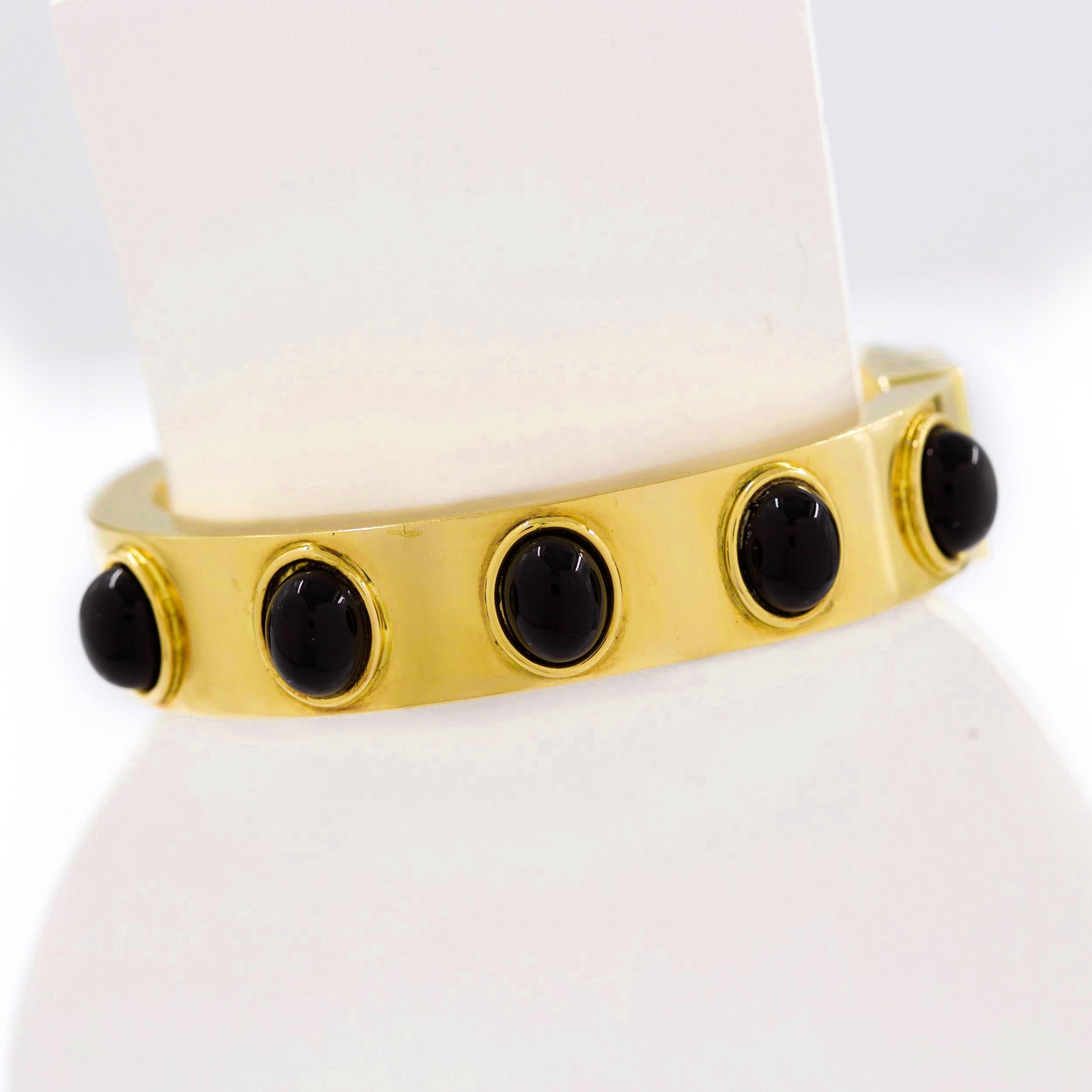 Mid-Century Modern Retro Modern 18-Karat Gold Bangle Cuff Bracelet with Black Cabochon, 66 Grams