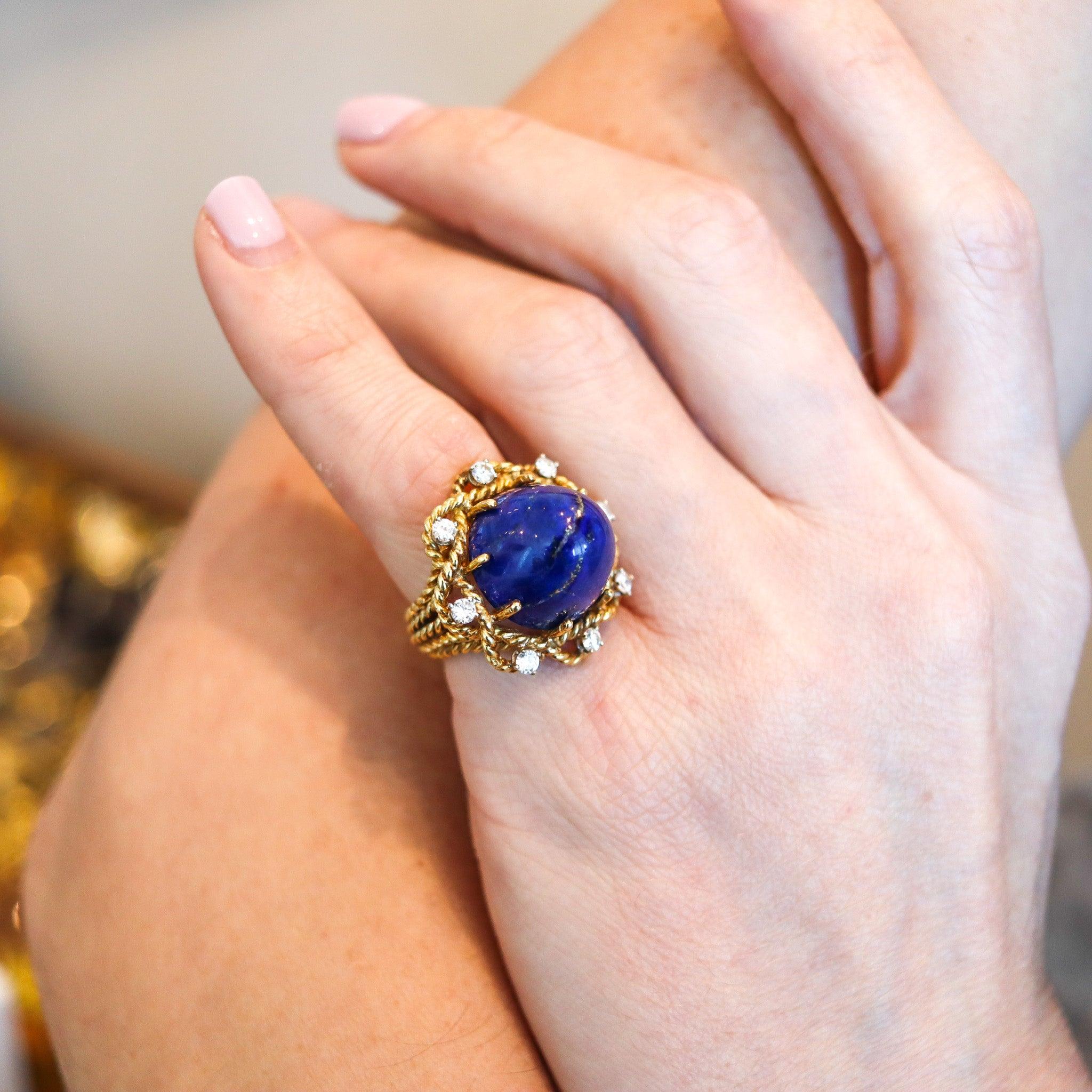Retro modernist ring with lapis lazuli.

This a beautiful cocktail ring, created in Italy, back in the 1960. The ring has been designed with retro-modernist patterns and created with multiples twisted wires made up in solid yellow gold of 18 karats.