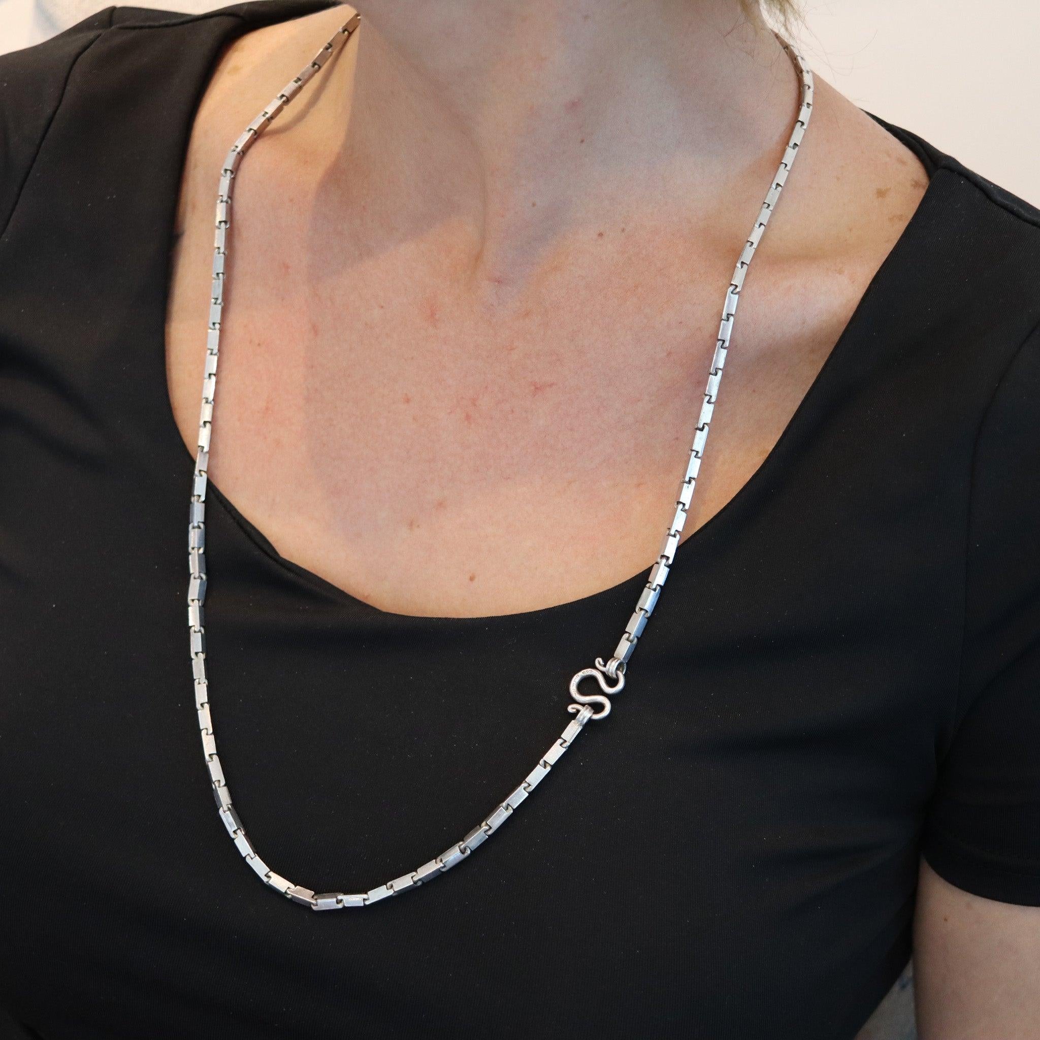 Catena lunga modernista retrò in argento massiccio.

Si tratta di una bellissima catena lunga, audace e sostanziosa, realizzata con cura in argento massiccio 925/.999 con finitura lucida. La catena è molto particolare e di grande effetto ed è dotata