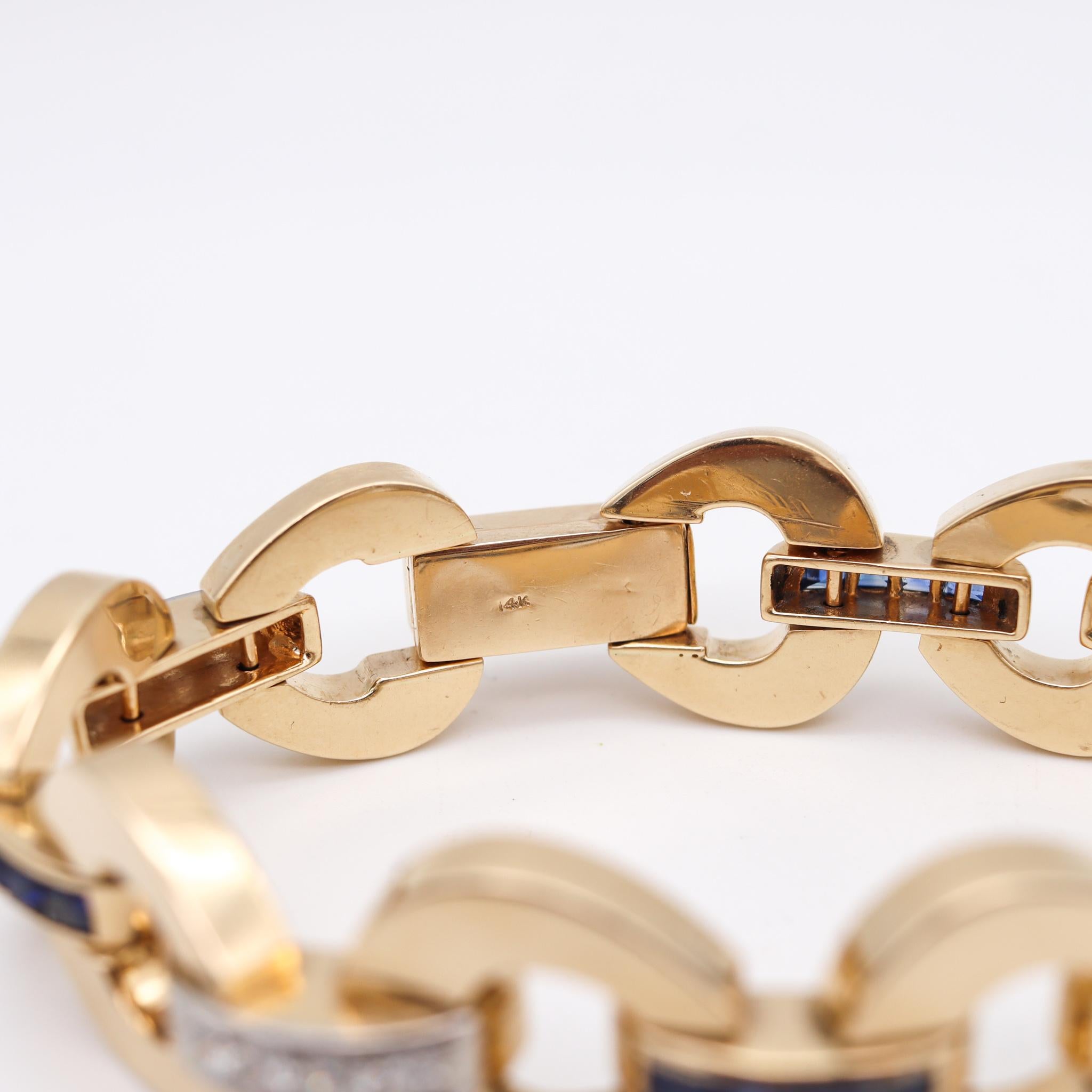 Rétro Bracelet rétro moderniste en or jaune 14 carats avec 6,56 carats de diamants et saphirs en vente