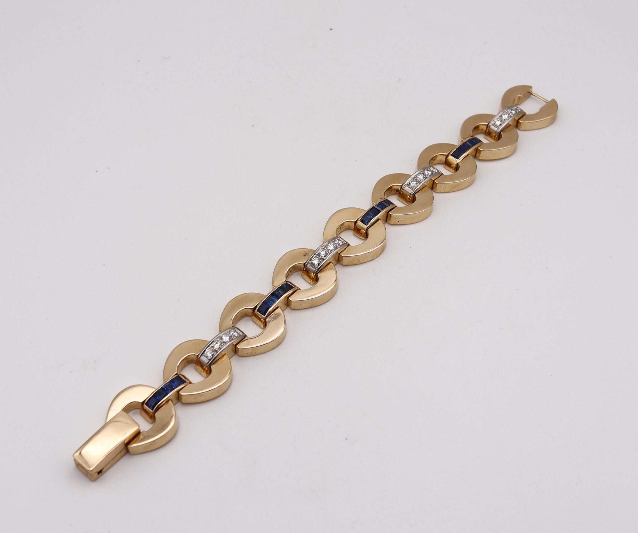 Taille brillant Bracelet rétro moderniste en or jaune 14 carats avec 6,56 carats de diamants et saphirs en vente