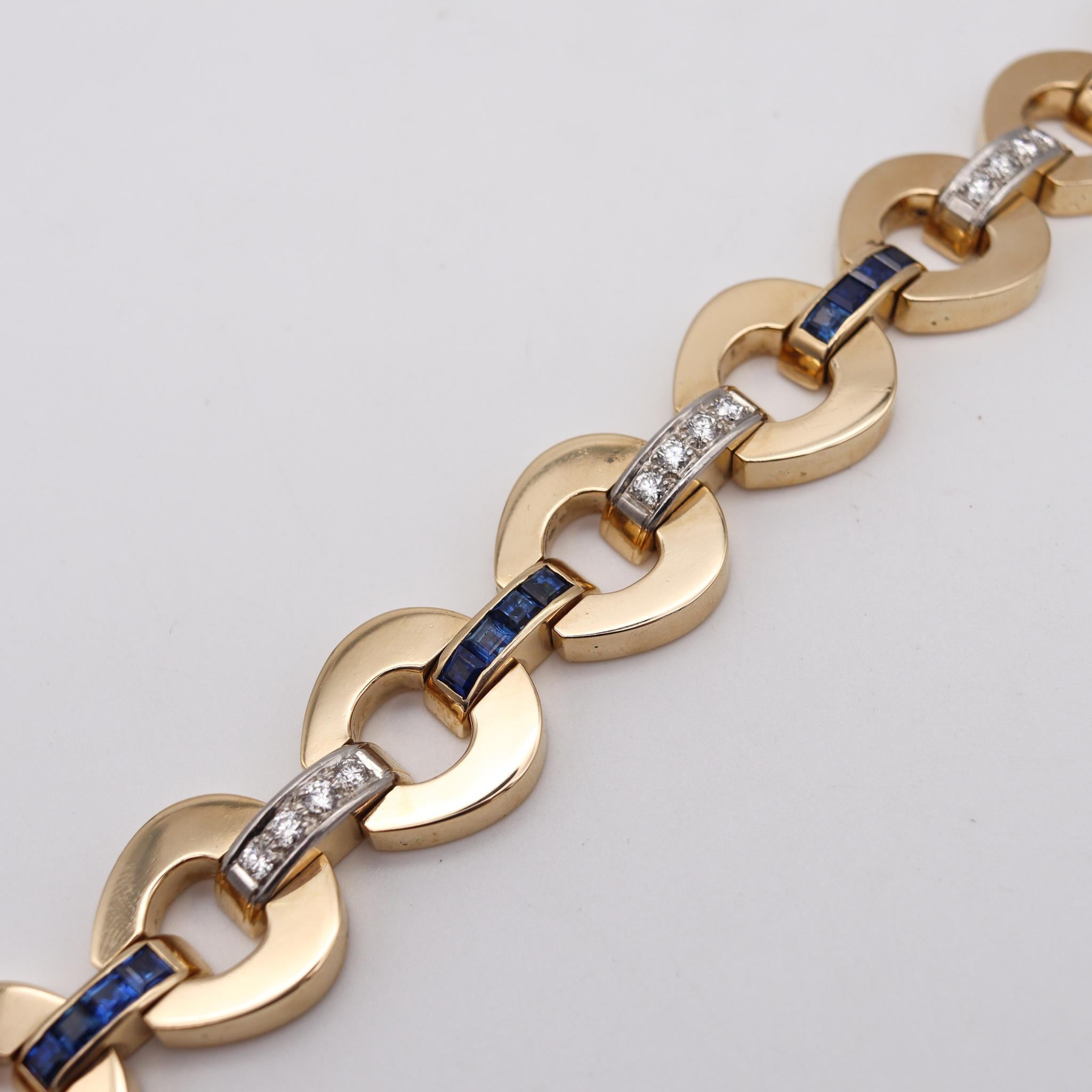 Bracelet rétro moderniste en or jaune 14 carats avec 6,56 carats de diamants et saphirs Excellent état - En vente à Miami, FL