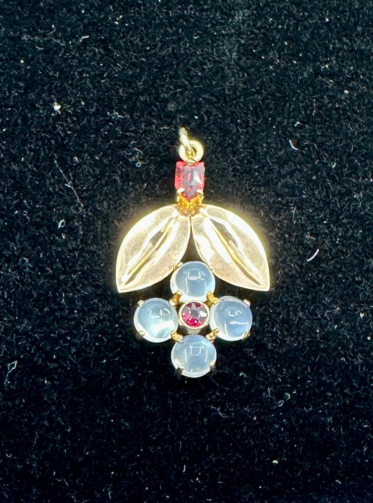 Rétro Retro Moonstone Garnet Flower Pendant Necklace 14 Karat Gold Antique Midcentury en vente