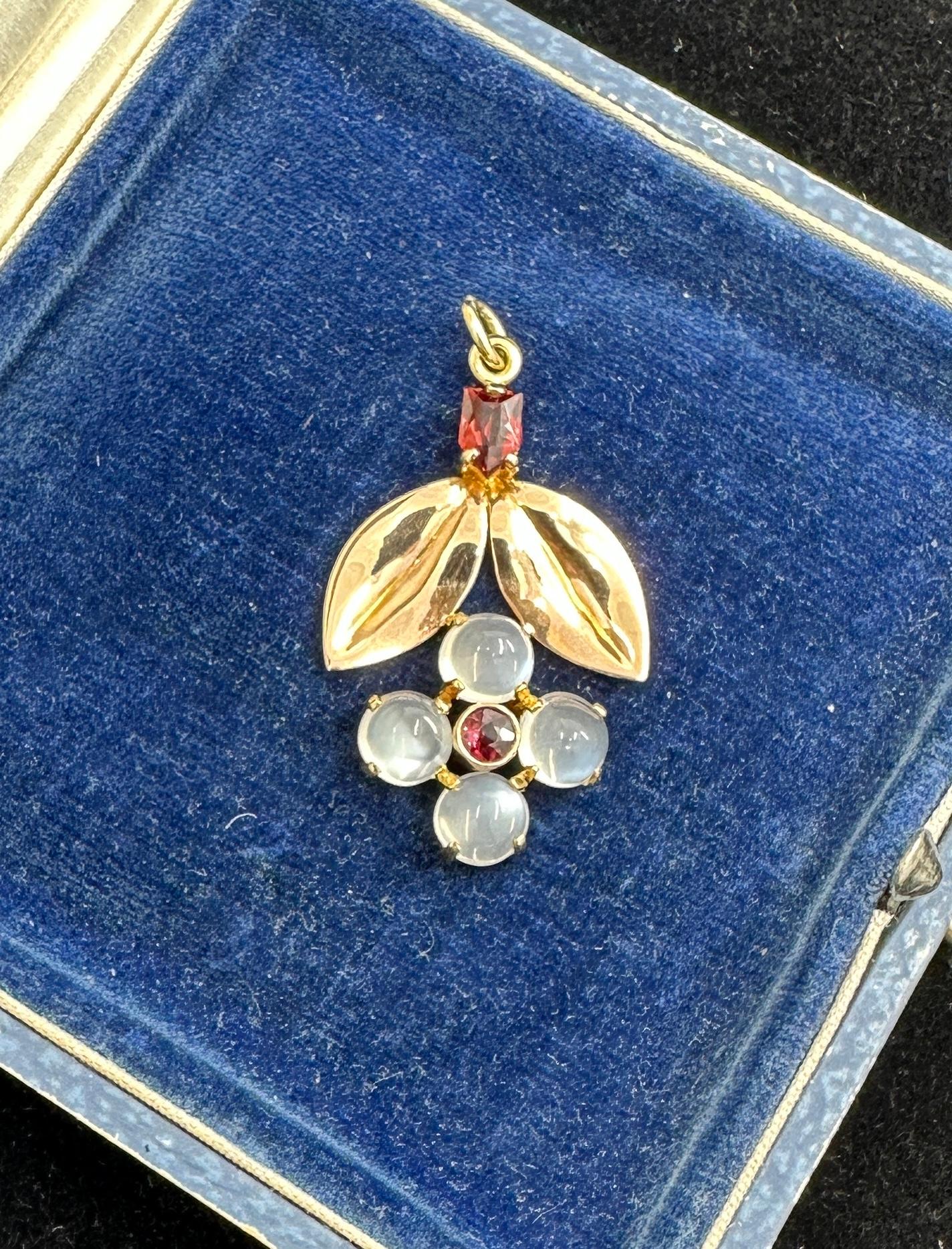 Taille cabochon Retro Moonstone Garnet Flower Pendant Necklace 14 Karat Gold Antique Midcentury en vente