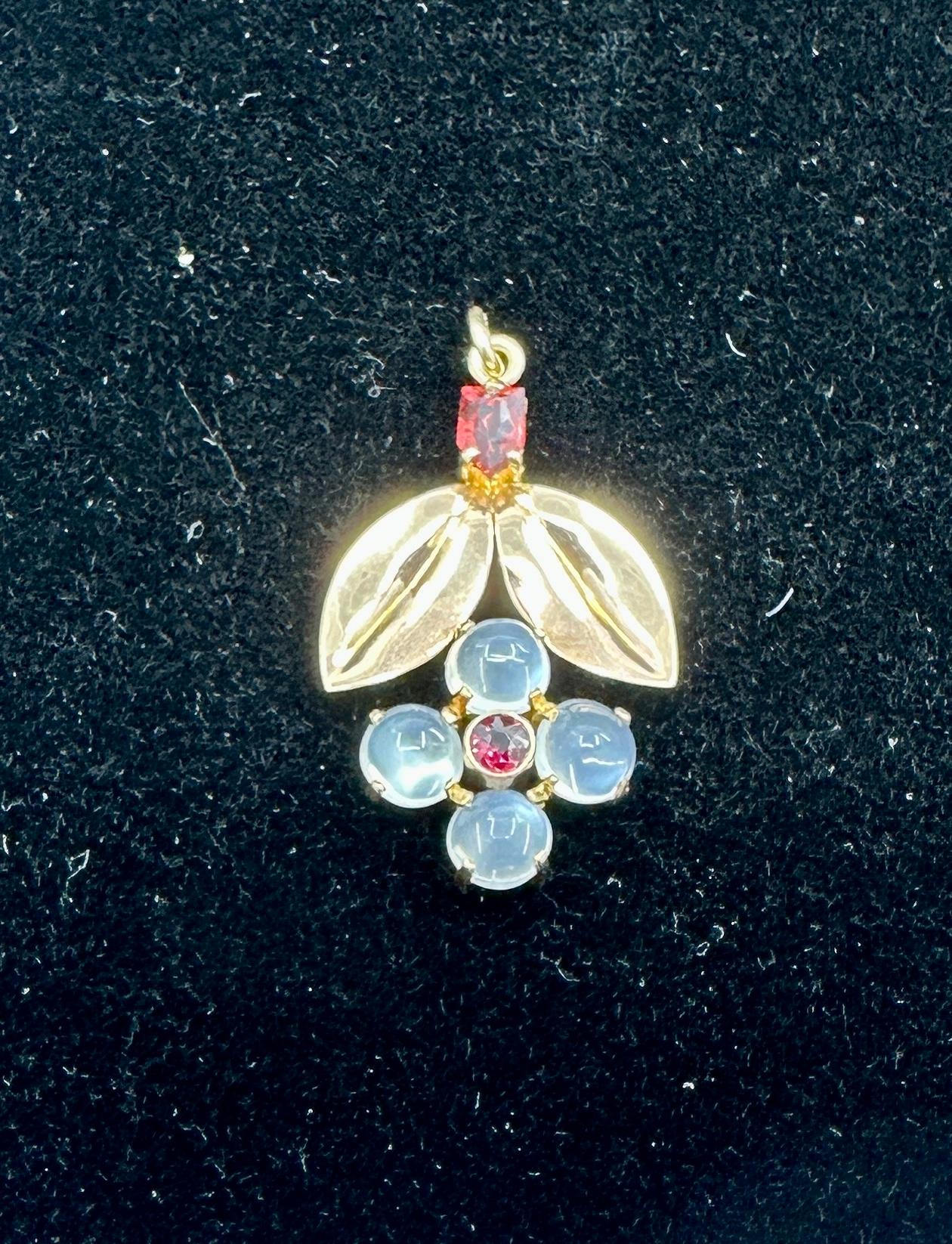 Retro Moonstone Garnet Flower Pendant Necklace 14 Karat Gold Antique Midcentury Excellent état - En vente à New York, NY