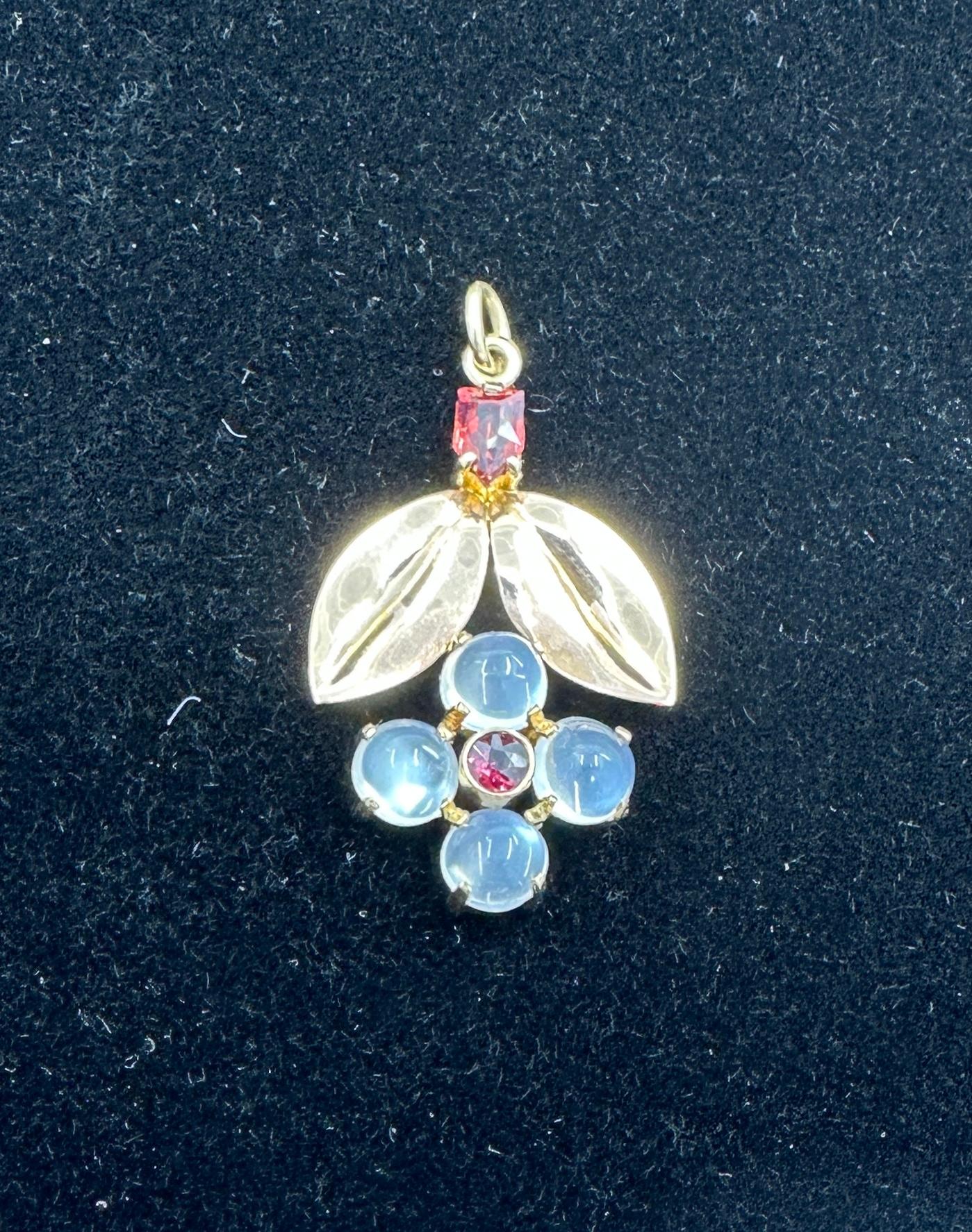 Retro Moonstone Garnet Flower Pendant Necklace 14 Karat Gold Antique Midcentury Pour femmes en vente