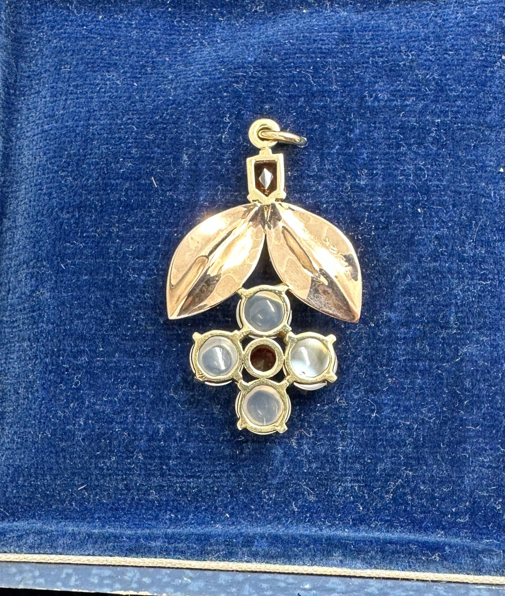 Retro Moonstone Garnet Flower Pendant Necklace 14 Karat Gold Antique Midcentury en vente 1