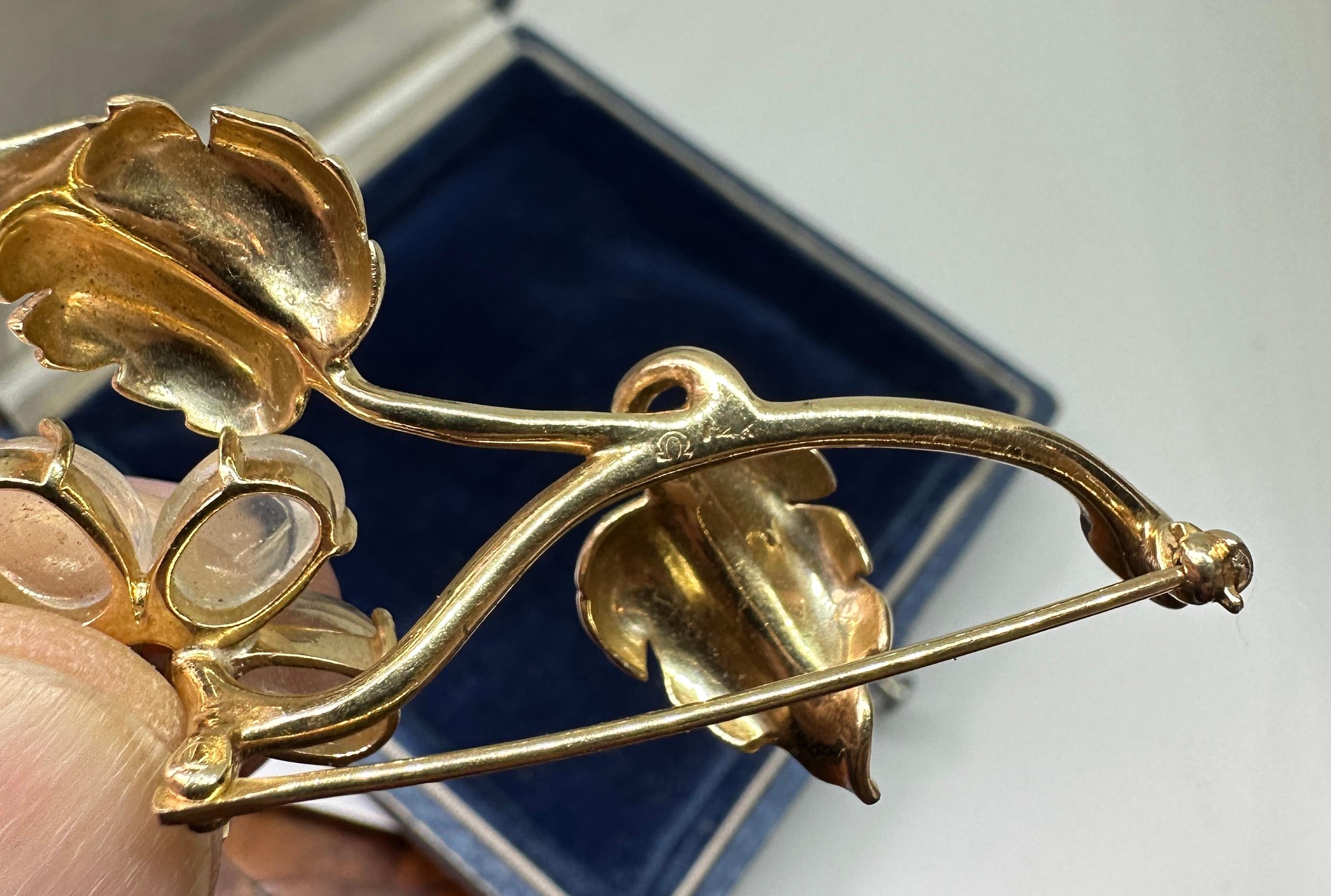 Retro Moonstone Sapphire Flower Brooch 14 Karat Gold Antique Midcentury For Sale 5