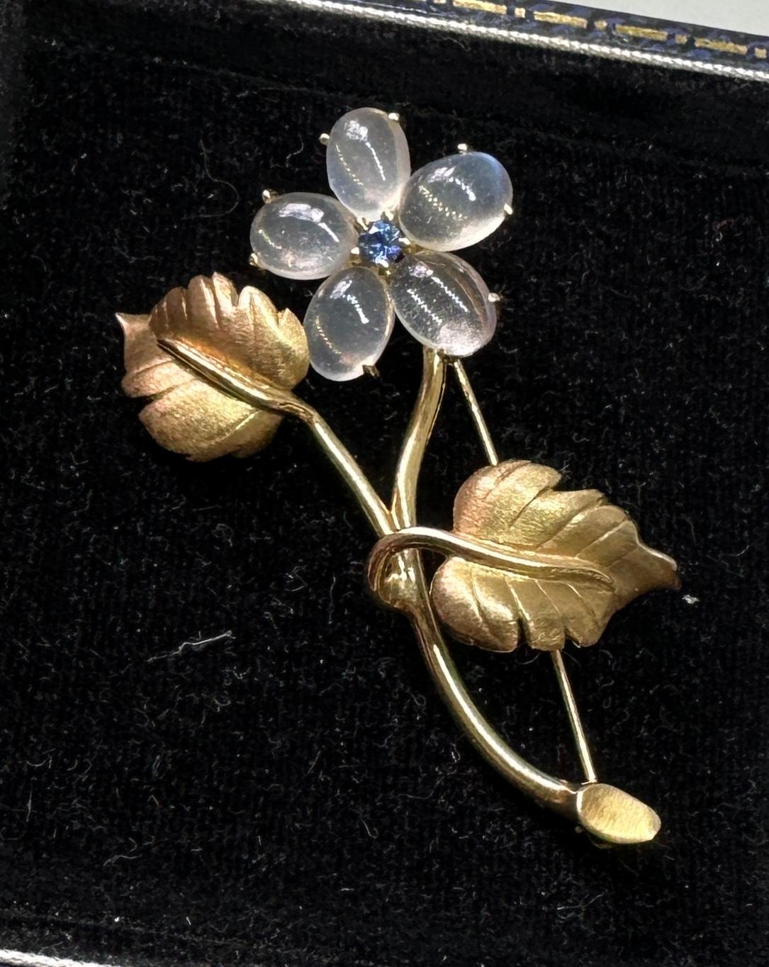 Retro Moonstone Sapphire Flower Brooch 14 Karat Gold Antique Midcentury In Excellent Condition For Sale In New York, NY