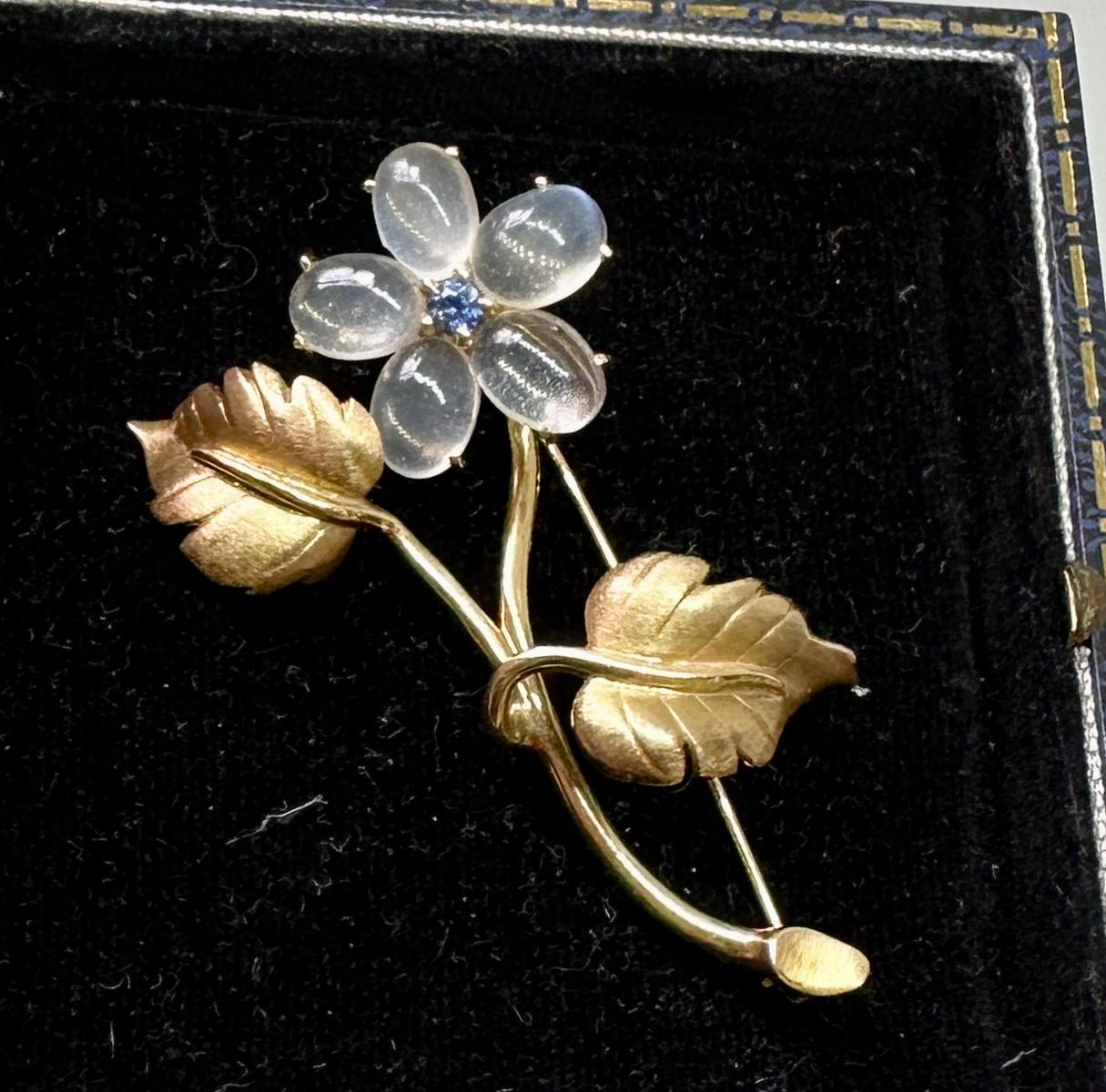 Women's or Men's Retro Moonstone Sapphire Flower Brooch 14 Karat Gold Antique Midcentury For Sale