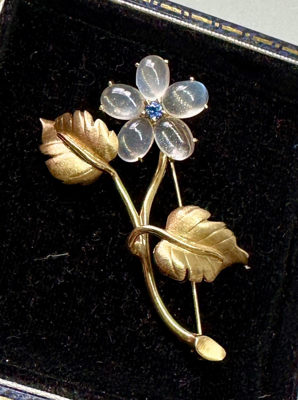 Retro Moonstone Sapphire Flower Brooch 14 Karat Gold Antique Midcentury For Sale 2