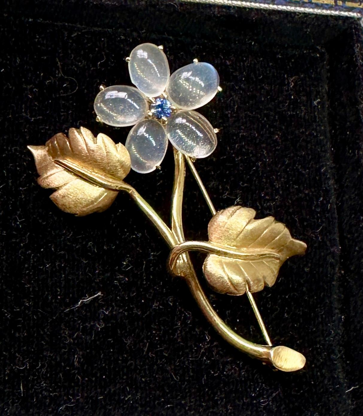 Retro Moonstone Sapphire Flower Brooch 14 Karat Gold Antique Midcentury For Sale 3