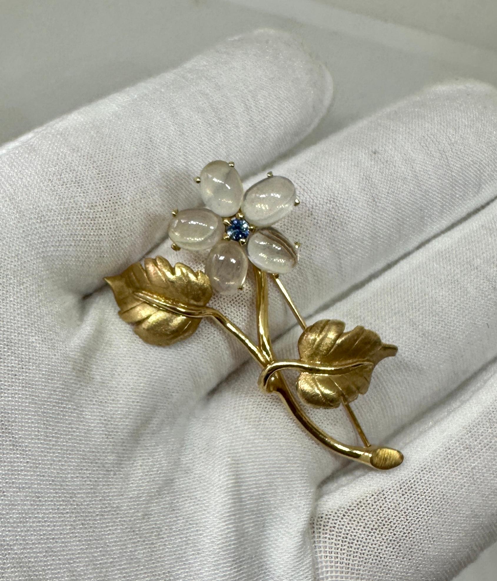 Retro Moonstone Sapphire Flower Brooch 14 Karat Gold Antique Midcentury For Sale 4