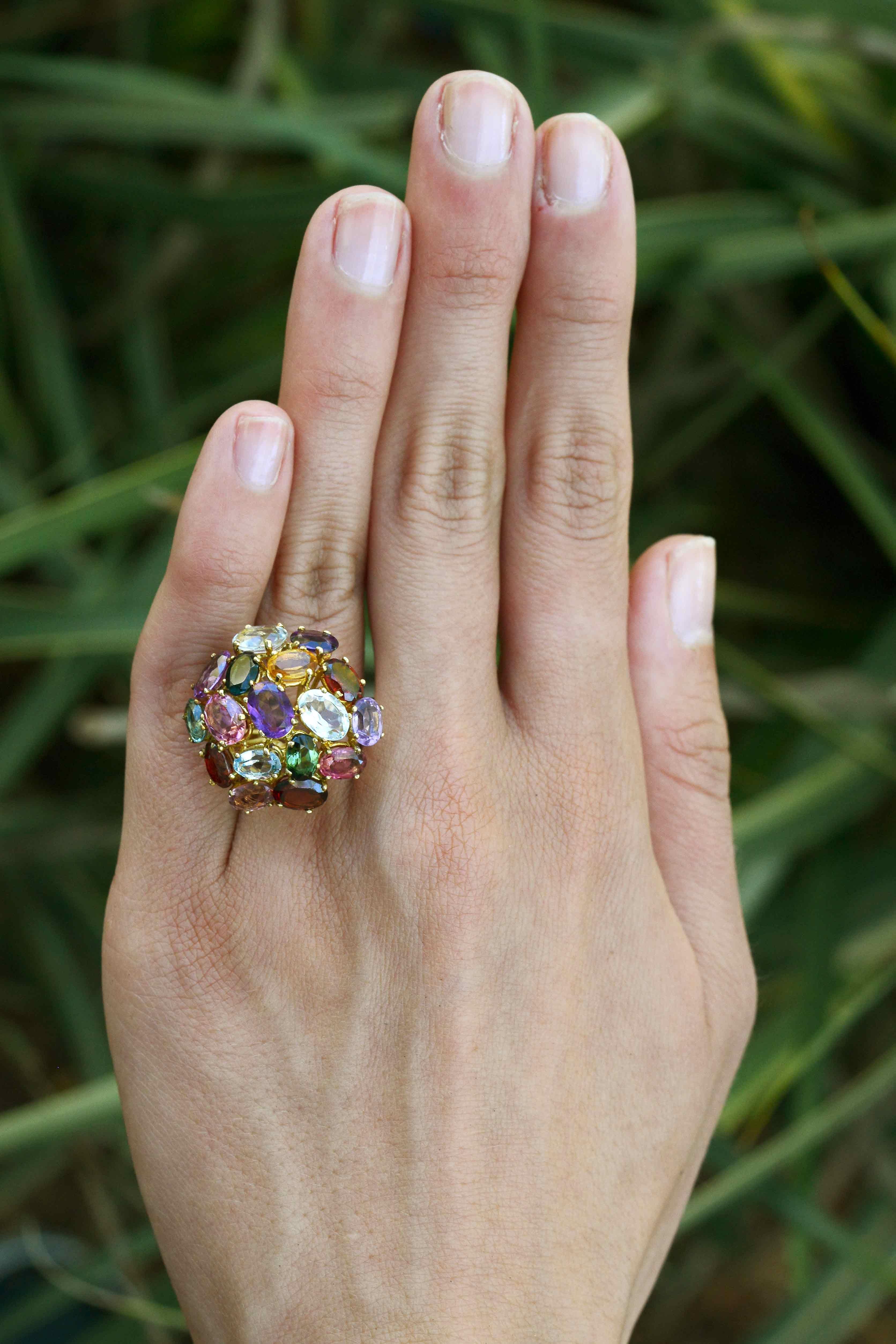 Der Morro Bay Retro Multicolor Edelstein-Cocktailring zeigt einen kühnen Tutti-Frutti-Regenbogen-Cluster aus natürlichen Edelsteinen, die in einer kühnen Bombe angeordnet sind, die mit saftigen Farbtönen aus grünem und rosa Turmalin, Aquamarin,