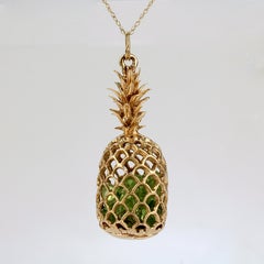 Na Hoku / Edward Sultan, breloque ou pendentif rétro ananas en or 14 carats et émeraude