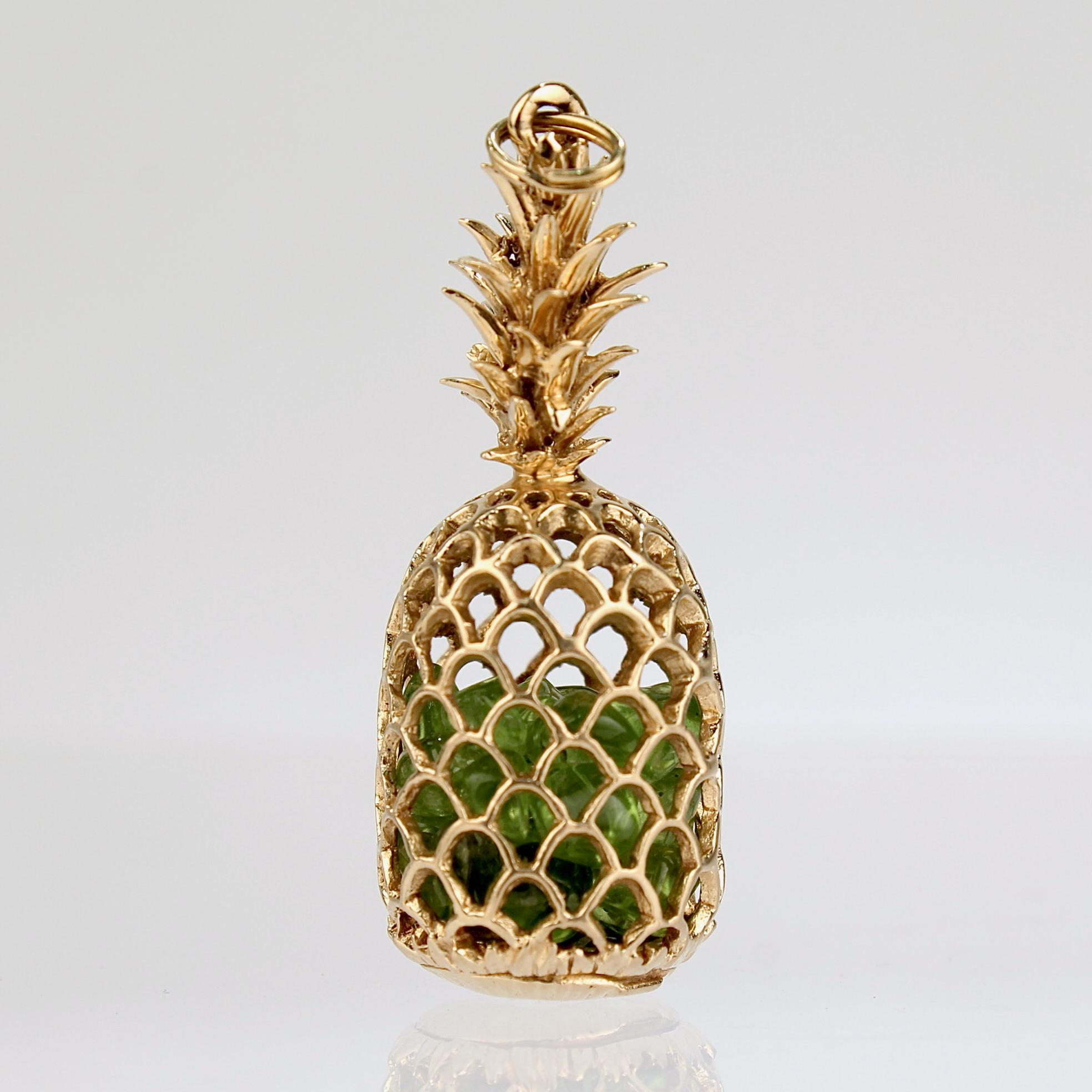 Retro Na Hoku / Edward Sultan 14k Gold & Smaragd Ananas-Charm oder Anhänger  im Zustand „Gut“ im Angebot in Philadelphia, PA