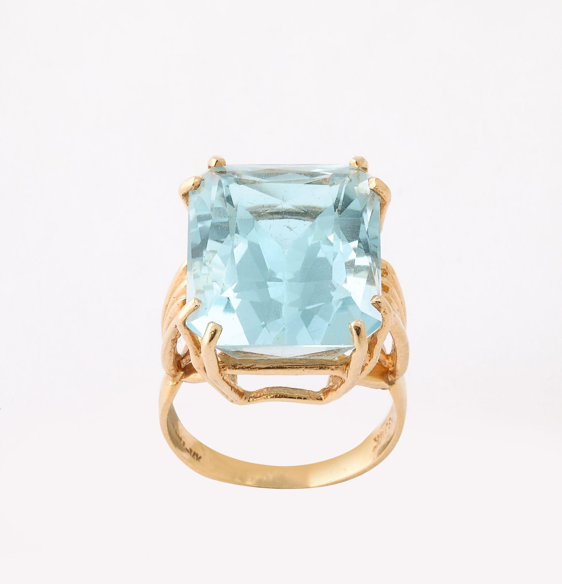 Un anillo de aguamarina natural de 20 quilates es una gran pieza de cóctel, con una gema de berilo azul hielo, transparente y de gran tamaño.
* Talla: A menudo talla esmeralda (talla escalonada) para resaltar su claridad y gran tamaño.
* Color: