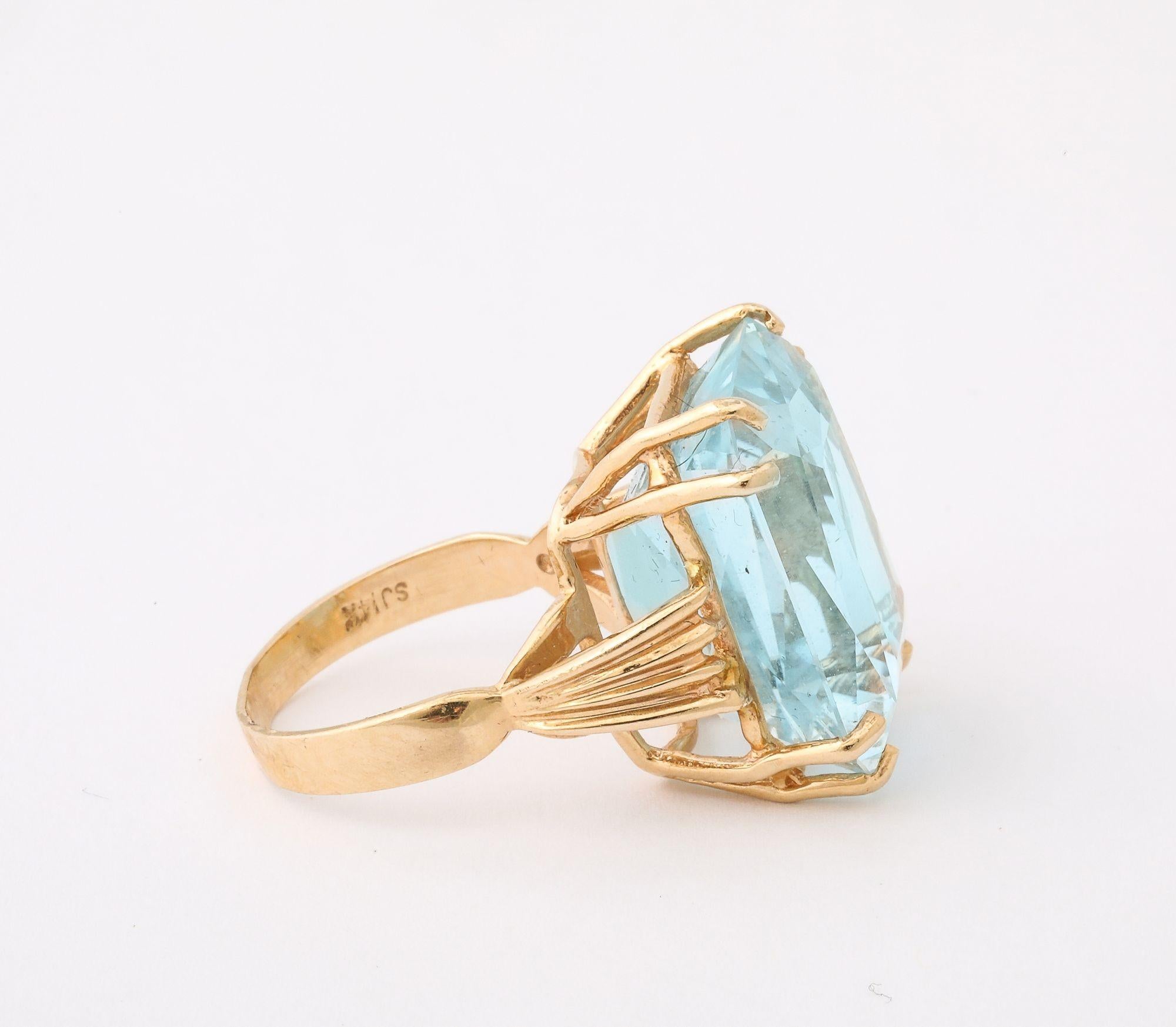 Retro Natural Aquamarine Ring 14K en Bueno estado para la venta en New York, NY